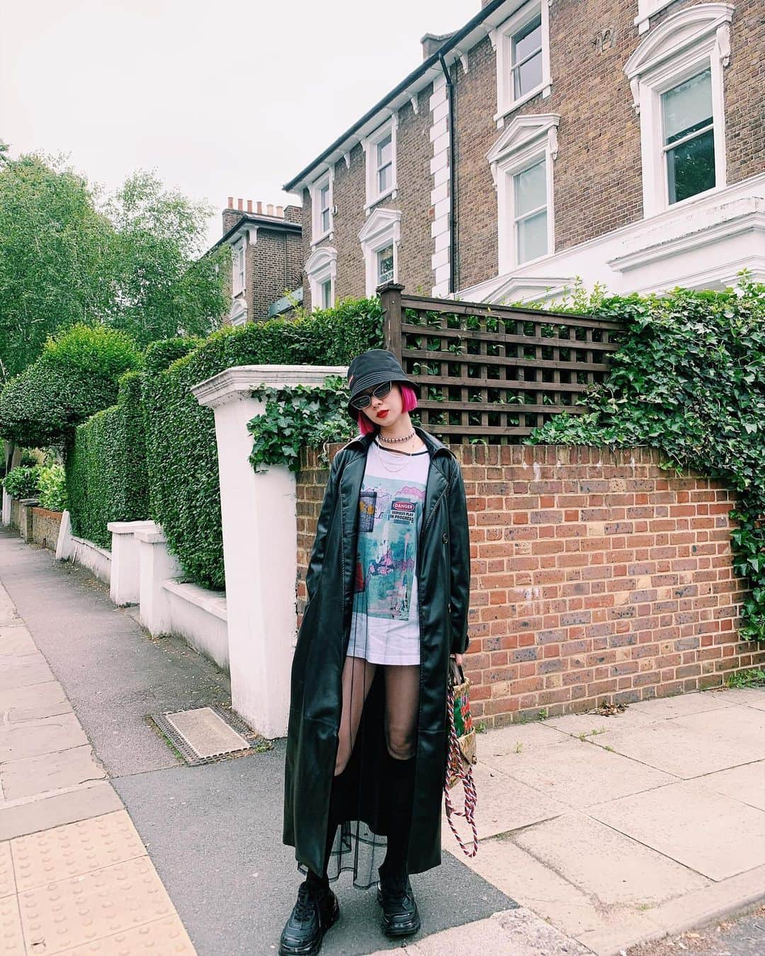 AMIさんのインスタグラム写真 - (AMIInstagram)「London🇬🇧 撮影で弾丸London。 もう帰るけど、大好きなLondonに来れて幸せ😌💞 ami's fashion まさこちゃんの個展でGETしたロンTにチュールタンクをレイヤード。シースルーのハイソックスは何個持ってるかわからないくらい愛用してる。帽子とくつもおnewのアイテム💗  #amiayastyle #london」6月12日 22時31分 - amixxamiaya