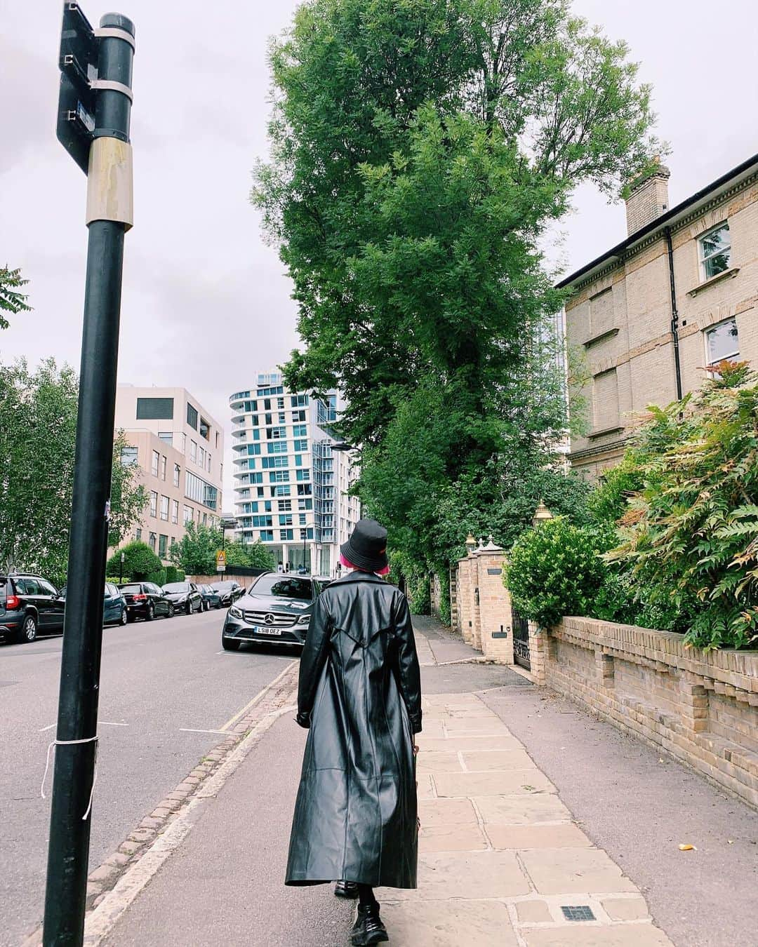 AMIさんのインスタグラム写真 - (AMIInstagram)「London🇬🇧 撮影で弾丸London。 もう帰るけど、大好きなLondonに来れて幸せ😌💞 ami's fashion まさこちゃんの個展でGETしたロンTにチュールタンクをレイヤード。シースルーのハイソックスは何個持ってるかわからないくらい愛用してる。帽子とくつもおnewのアイテム💗  #amiayastyle #london」6月12日 22時31分 - amixxamiaya