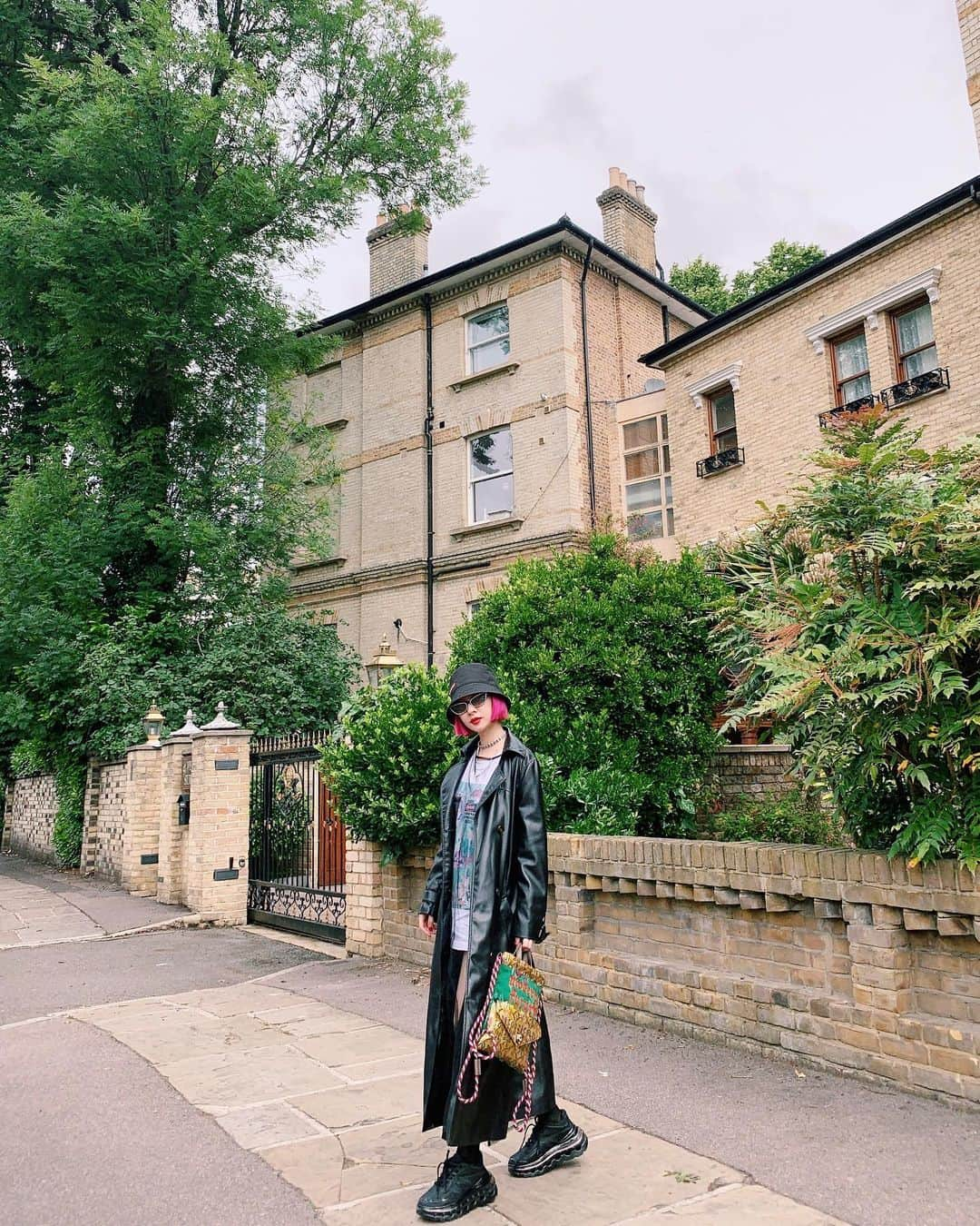 AMIさんのインスタグラム写真 - (AMIInstagram)「London🇬🇧 撮影で弾丸London。 もう帰るけど、大好きなLondonに来れて幸せ😌💞 ami's fashion まさこちゃんの個展でGETしたロンTにチュールタンクをレイヤード。シースルーのハイソックスは何個持ってるかわからないくらい愛用してる。帽子とくつもおnewのアイテム💗  #amiayastyle #london」6月12日 22時31分 - amixxamiaya