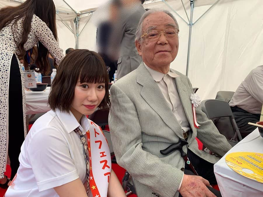 石田優美さんのインスタグラム写真 - (石田優美Instagram)「﻿ ﻿ ﻿ #ベトナムフェスティバル2019 ﻿ #アンバサダー ﻿ ﻿ に就任させて頂きました^_^﻿ ﻿ 重要な役割を任せて頂き緊張と不安は沢山ありましたが、皆さんの応援と関係者の皆さんが暖かくて﻿ 最後まで楽しむ事が出来ました☺️﻿ ﻿ 本当にありがとうございます！﻿ ﻿ これをきっかけに沢山ベトナム関係のお仕事とか﻿ していけるように、そして日本とベトナムの架け橋になっていけるようにもっとお勉強を頑張ろうと思いました💗﻿ ﻿ 凄く貴重な経験をさせて頂き、﻿ 色んな事が学ぶ事が出来た2日間でした。﻿ ﻿  そして、遠くからお越しの方フェスティバルに 来て下さった皆さん！本当にありがとうございました！  ずーっと緊張がいっぱいだったのですが、 皆さんの顔を見た瞬間に安心しました。 ファンの皆さんの存在が改めて凄い事に改めて気づかされました。 ﻿ 皆さんの応援と声援が私の生きるエネルギーです。  本当に改めてありがとうございます😊 ﻿ 日本側実行委員長﻿ #松田岩夫 さん﻿ ﻿ ベトナム側実行委員長﻿ 駐日ベトナム大使﻿ #ヴー・ホン・ナム さん﻿ ﻿ 事務総長衆議院議員﻿ #青柳陽一郎 さん﻿ ﻿ 内閣総理大臣 首相夫人﻿ #安倍昭恵 さん﻿ ﻿ 参議院議員﻿ #三浦信祐 さん﻿ ﻿ ﻿」6月12日 22時32分 - yu_mi_1012