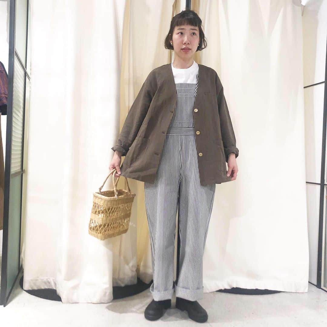 parici_officialさんのインスタグラム写真 - (parici_officialInstagram)「🥾staff coordinate🥾  おじっぽい色のジャケットに、ストライプのオーバオール。ワーク感満載ですが柔らかいスタッフの雰囲気にぴったりな着こなし。るんっとしたお顔が愛らしいです。 ・ そしてそして...なんといっても足元はブランドストーン‼︎ 急な雨降りにも強力な助っ人です。是非お店で見て履いて歩いてみて頂きたい一足。ご来店お待ちしております。 ・ ・ 平織り/ストライプ シャツジャケット #5001BL050191 ¥10.800+tax ・ コットンリネンキャンバスオーバーオール #5001PT032191 ¥14.800＋tax ・ ブランドストーン サイドゴアブーツ #5002SH005191 ¥23.000+tax ・ #parici #pariciklassisk_shop #ambidex #パーリッシィ #アンビデックス #blundstone #ブランドストーン #ジャケットコーデ #オーバーオール」6月12日 22時35分 - parici_official