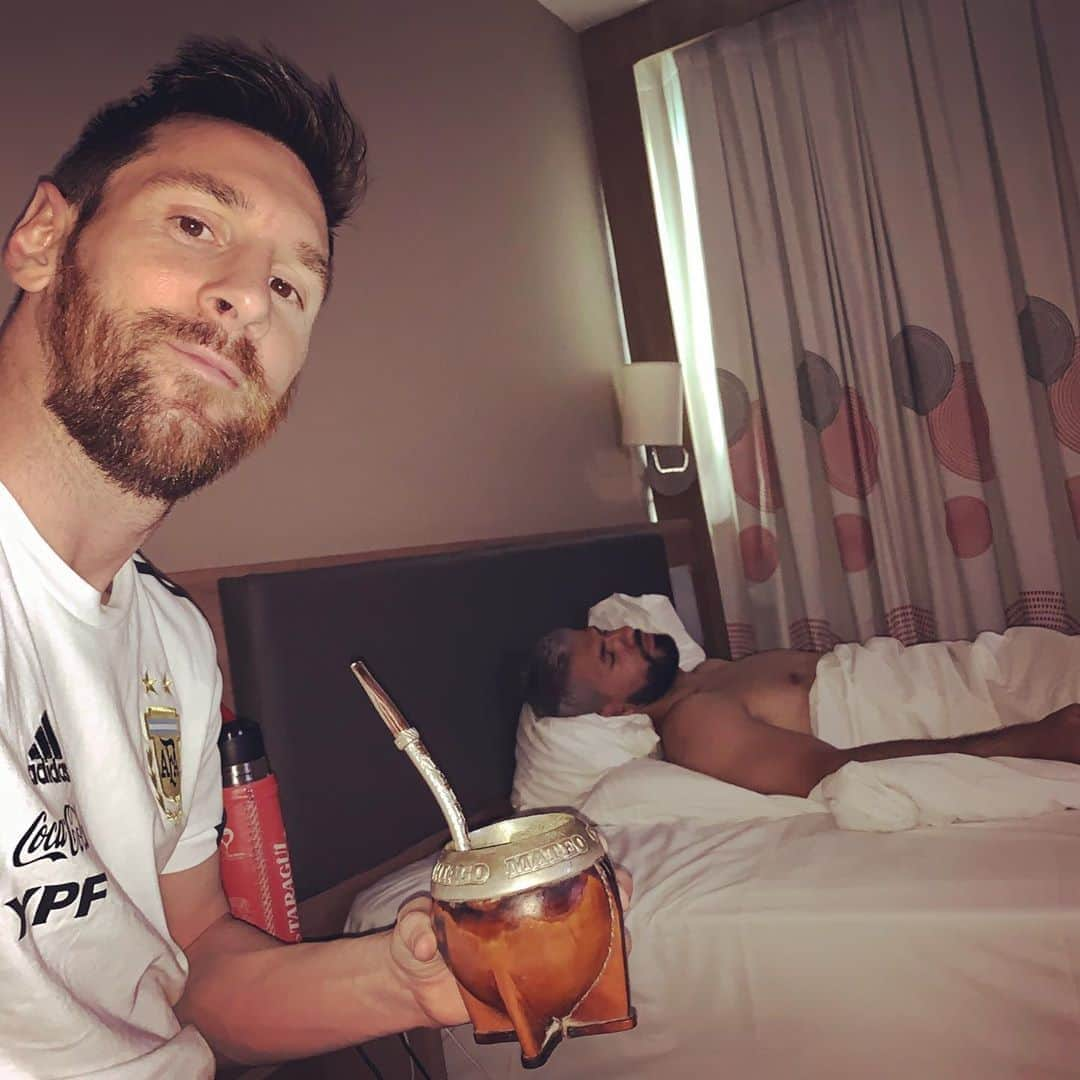 リオネル・メッシさんのインスタグラム写真 - (リオネル・メッシInstagram)「Tomando mates con mi compañero de pieza @10aguerosergiokun」6月12日 22時38分 - leomessi