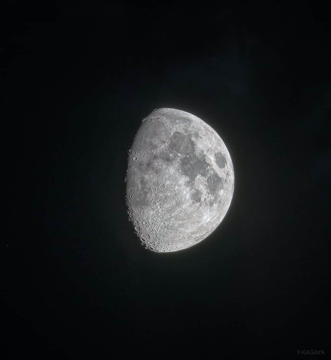KAGAYAさんのインスタグラム写真 - (KAGAYAInstagram)「空をご覧ください。 十日夜の月が輝いています。 写真は今望遠鏡を使って撮影したものです。 今日もお疲れさまでした。明日もおだやかな一日になりますように。」6月12日 22時38分 - kagaya11949