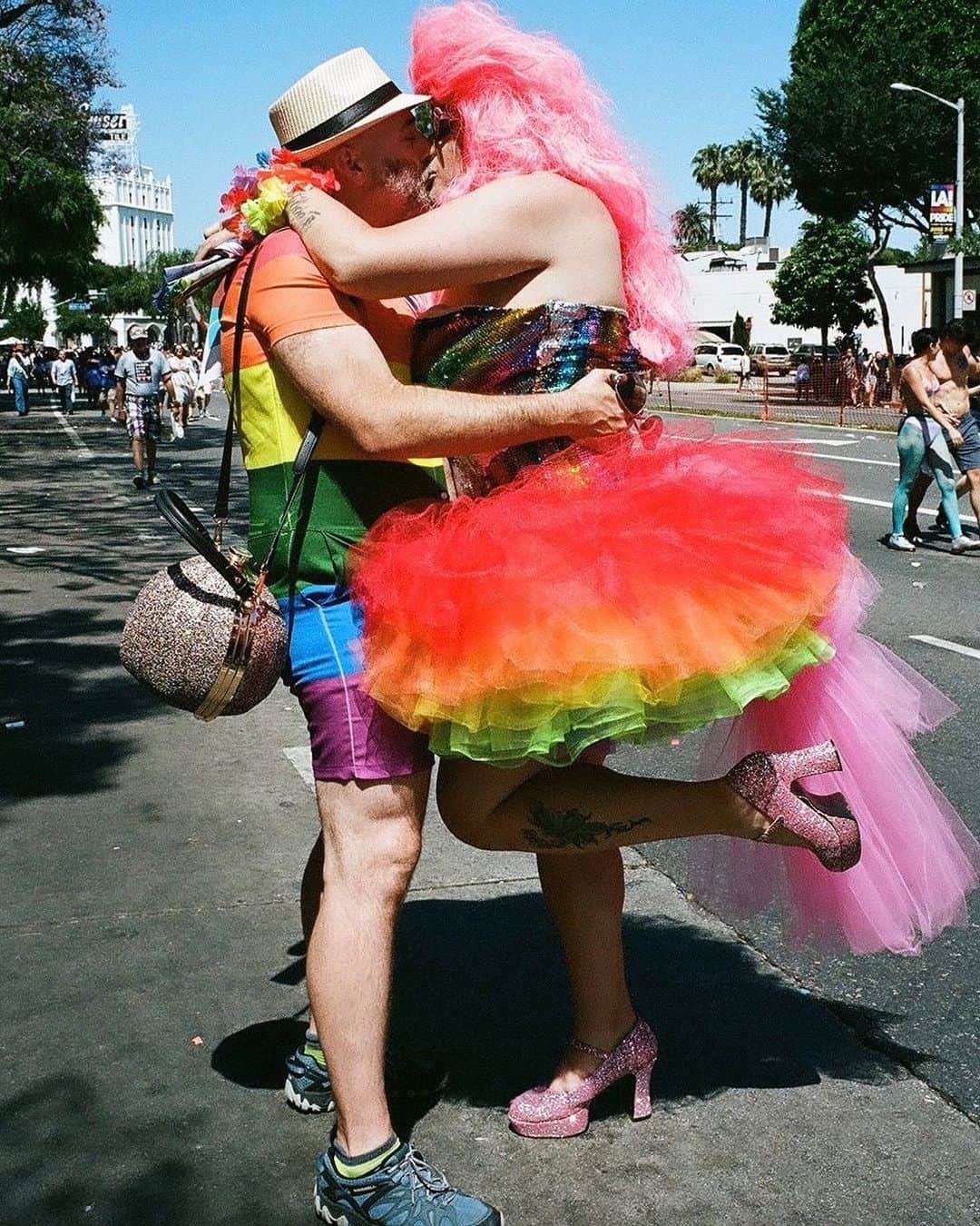 Vogue Runwayさんのインスタグラム写真 - (Vogue RunwayInstagram)「Photographer, artist, and professional skateboarder Ed Templeton brings the exuberant human spirit to Los Angeles Pride, where he documented revelers kissing on the streets of West Hollywood. Tap the link in our bio to see every photo. Photographed by @ed.templeton」6月12日 22時40分 - voguerunway