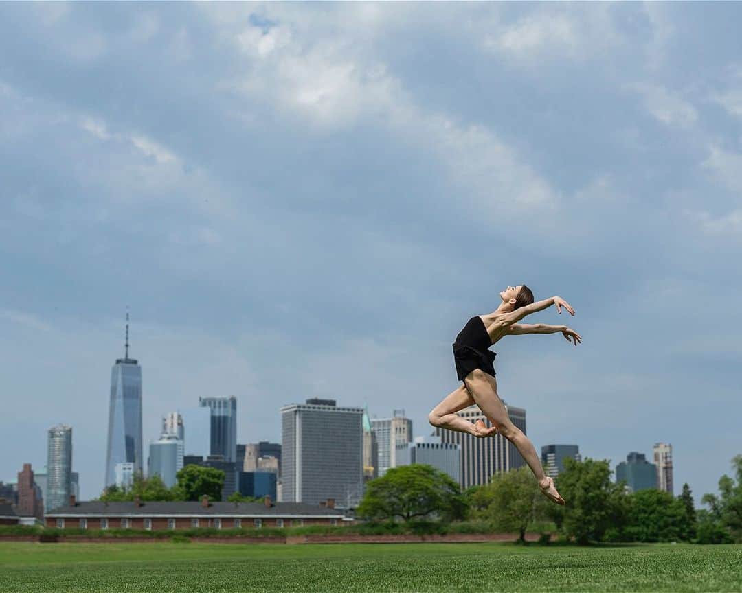 ballerina projectさんのインスタグラム写真 - (ballerina projectInstagram)「Oksana Maslova on Governors Island. #ballerina - @maslovaoxy #governorsisland #manhattan #worldtradecenter #newyorkcity #ballerinaproject #ballerinaproject_ #ballet #dance #oksanamaslova  With the upcoming conclusion of the Ballerina Project limited edition prints will be only available for purchase until the beginning of July 2019. Link is in our Instagram profile to purchase one today.  The Ballerina Project book is now available for pre-order. Go to @ballerinaprojectbook for pre-order link and info. #ballerinaprojectbook」6月12日 22時40分 - ballerinaproject_