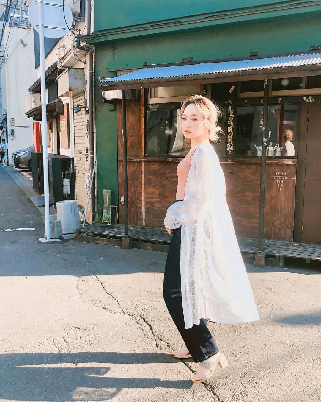 reika satoのインスタグラム：「. . 最近涼しいなぁ〜🍃 早く夏来ないかな🍨🎐 . 夏間近にレースガウンおススメです♡ 中に着てるニットタンク🧶もフィットするからお気に入り🙆‍♀️💗 . @duras_official」