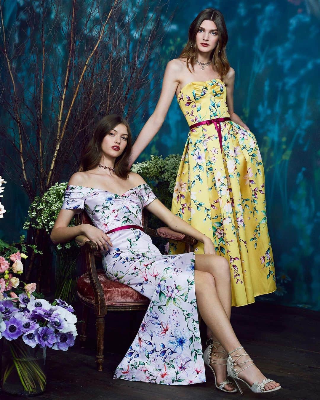 Marchesaさんのインスタグラム写真 - (MarchesaInstagram)「Look 5 from the Pre-Fall 2019 Marchesa Notte collection features a printed mikado pique column off-shoulder gown paired with sister printed mikado pique strapless a-line tea-length cocktail. #marchesa #marchesanotte」6月12日 22時50分 - marchesafashion