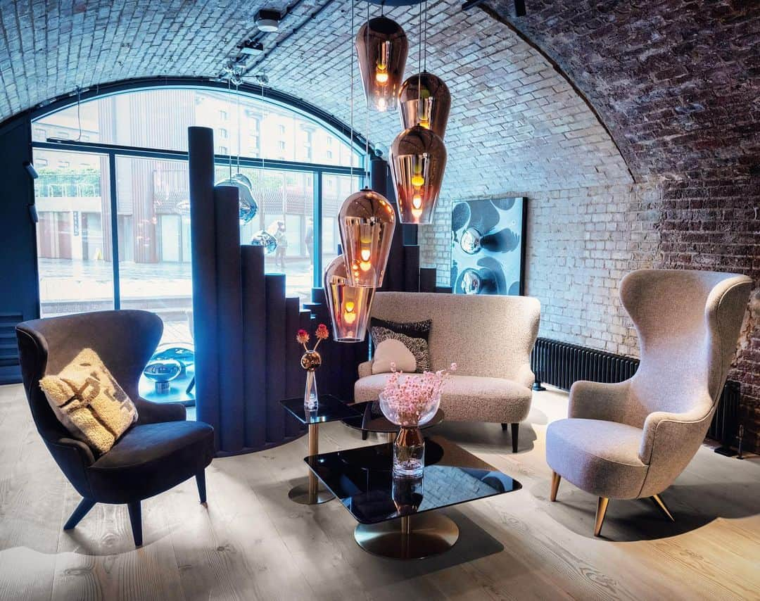 トム ディクソンさんのインスタグラム写真 - (トム ディクソンInstagram)「Inside the arches of our London home. Featuring FADE LIGHTS, WINGBACK chairs and FLASH tables.  We’re located in @coaldropsyard @kingscrossn1c  #tomdixon #tomdixonLONDON #tomdixonWINGBACK #tomdixonFADE #interior #interiordesign #metalliclighting #lighting #lightingdesign #furniture #furniture #furnituredesign #interiorsofinstagram #design #designboom #designlife」6月12日 22時45分 - tomdixonstudio