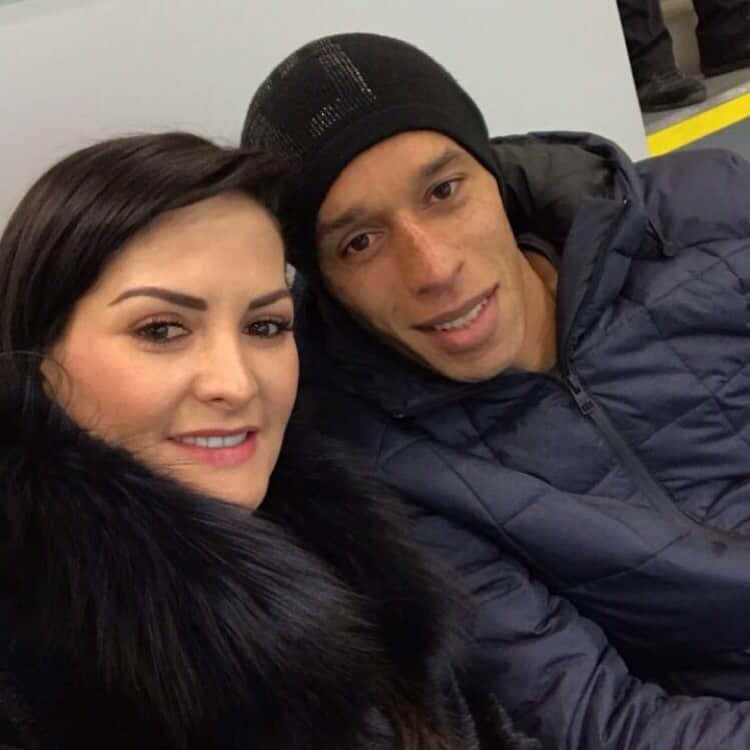 ミランダのインスタグラム：「Feliz dia dos namorados minha eterna namorada e esposa linda, não podemos estar juntos hoje mas vamos estar  juntos até o último dia das nossas vidas, amanhã completa mais um ano da nossa união,14 anos aonde construímos juntos uma linda família que continua crescendo com a chegada da nossa linda Sara, te amo muito 😍 nada e ninguém vai separar o que Deus uniu🙏🏽」