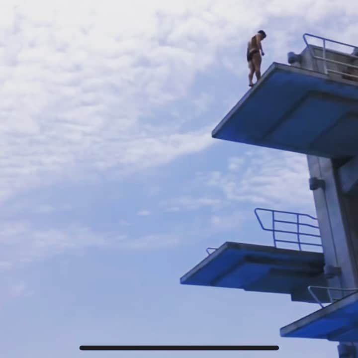 デービッド・ボウディアのインスタグラム：「That one time I use to dive off 10m - heading off to @fina1908 World Championship in a couple of weeks to dive for @teamusa but this time on 3m springboard! Weird for me to say that but super excited for a new challenge 🎥: @usa_diving」