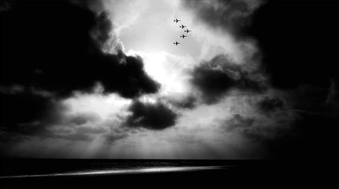 ライカさんのインスタグラム写真 - (ライカInstagram)「When a stroll along the beach provides you with a moment like this, it's always better to have your camera with you. Fortunately, JP. Shorts (@jp.shorts) had his Leica M Typ 240 in hand while walking on the South Coast of England last year. Discover the Leica M system for yourself via the bio link.  #LeicaCamera #Leica #🔴📷 #Leicagram #LeicaM #LeicaM240 #TheLeicaLook #Leica_World #Leica_Club #LeicaSociety #Leicaphoto #ShootLeicaPro #streetphoto #lifeisstreet #bnw_legit #bnw_world #bnwmood #beachscape #documentingbritain」6月12日 23時00分 - leica_camera