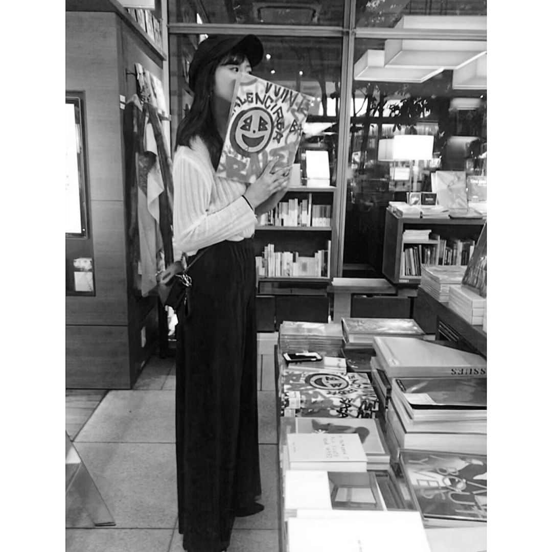 大伴理奈さんのインスタグラム写真 - (大伴理奈Instagram)「本の匂い👌🏻📚📚 #BOOK」6月12日 23時00分 - rina_otomo