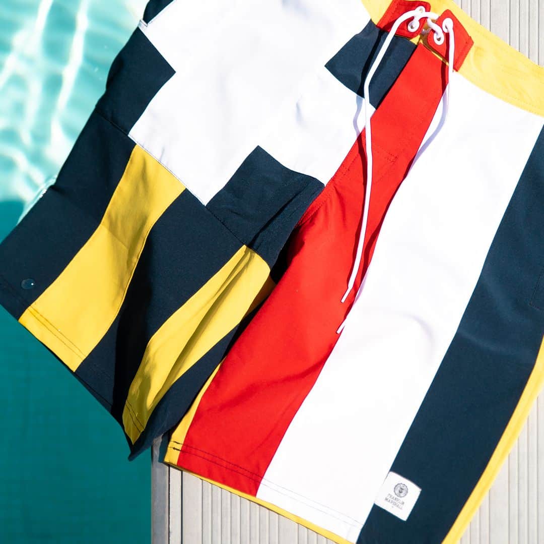 フランクリン&マーシャルのインスタグラム：「Summer is calling you.  #franklinandmarshall #fashion #fashionformen #outfit #outfitformen #ss19 #newseason #newcollection #summer #highsummer #style #cool #colour #attitude #details #mood #black #pants #swimsuit」