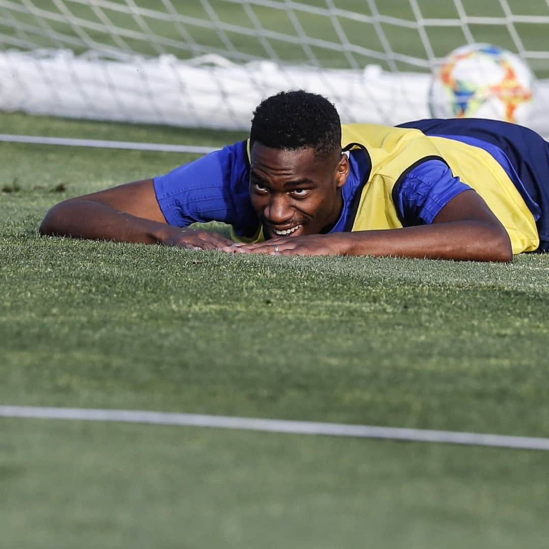 バレンシアCFさんのインスタグラム写真 - (バレンシアCFInstagram)「I'll just stay down here waiting for Valencia CF to get back on action...😜 . Me quedaré aquí esperando a que el Valencia CF vuelva a la acción ... 👊🏼 . ¡Qué ganas de fútbol! ⚽️⚽️⚽️ . #LaCopaDelCentenari 🏆💯 #AmuntValencia #valenciacf #unsentimentetern」6月12日 23時00分 - valenciacf