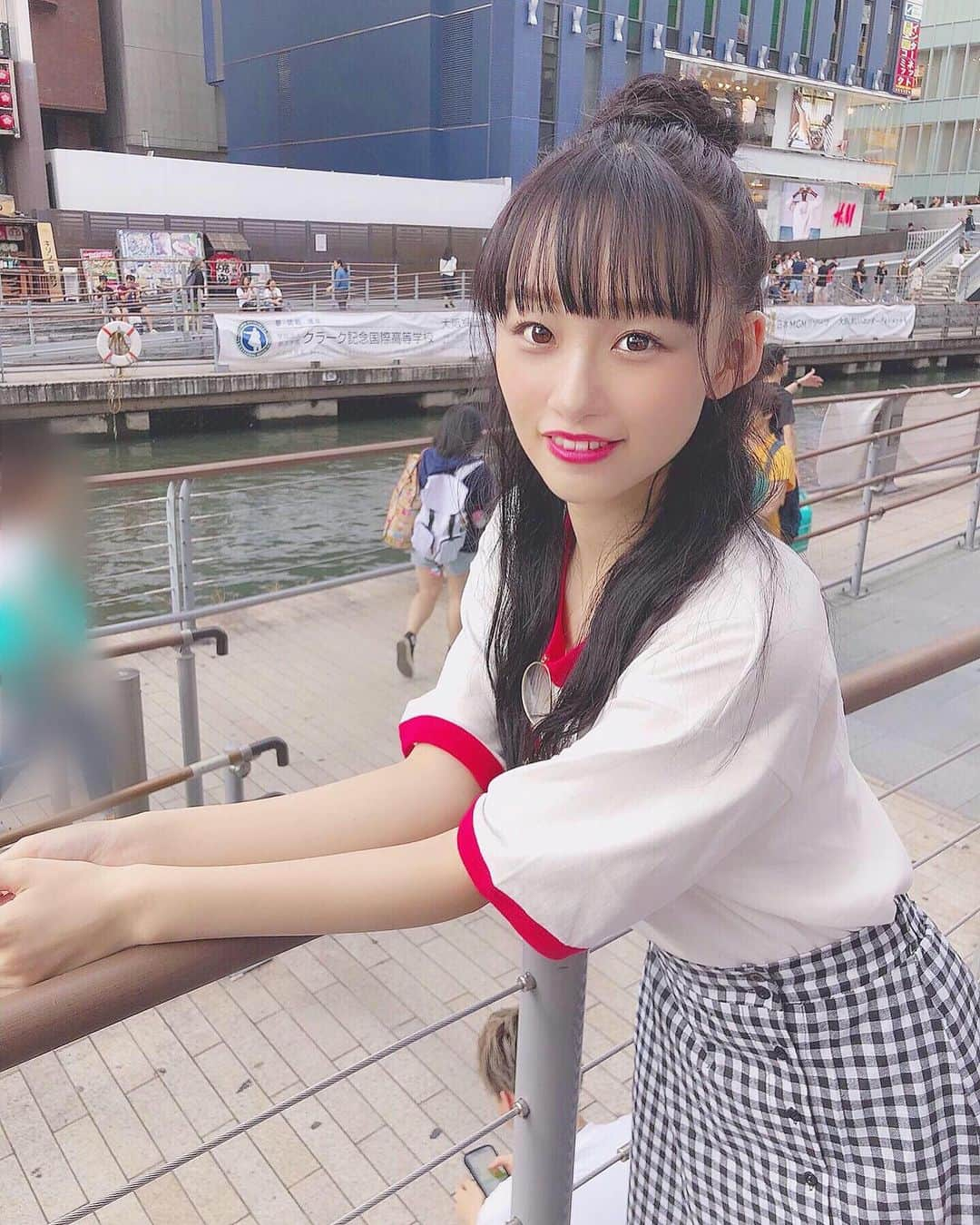 音嶋莉沙さんのインスタグラム写真 - (音嶋莉沙Instagram)「🎀個別握手会で着たお洋服です🎀﻿﻿ ﻿﻿ ﻿﻿ 👗Risaコーデ👗﻿﻿﻿ ﻿﻿﻿ tops❤︎﻿ @milkfedjp ﻿ skirt❤︎﻿ @grl_official ﻿ sandal❤︎ @niceclaup_official_ ﻿ ﻿﻿﻿ ﻿﻿﻿ いつもと違うファッションをしてみました！！﻿﻿ 髪型もハーフお団子にして﻿﻿ イメージを変えてみたんだ🥰﻿﻿ ﻿﻿ 好評で嬉しかったよん✨﻿﻿ ﻿﻿ ﻿﻿ ﻿﻿ ﻿﻿ ﻿﻿ #個別握手会 #私服 #milkfed #ミルクフェド #グレイル﻿ #niceclaup #ナイスクラップ ﻿﻿」6月12日 22時55分 - otoshima_risa