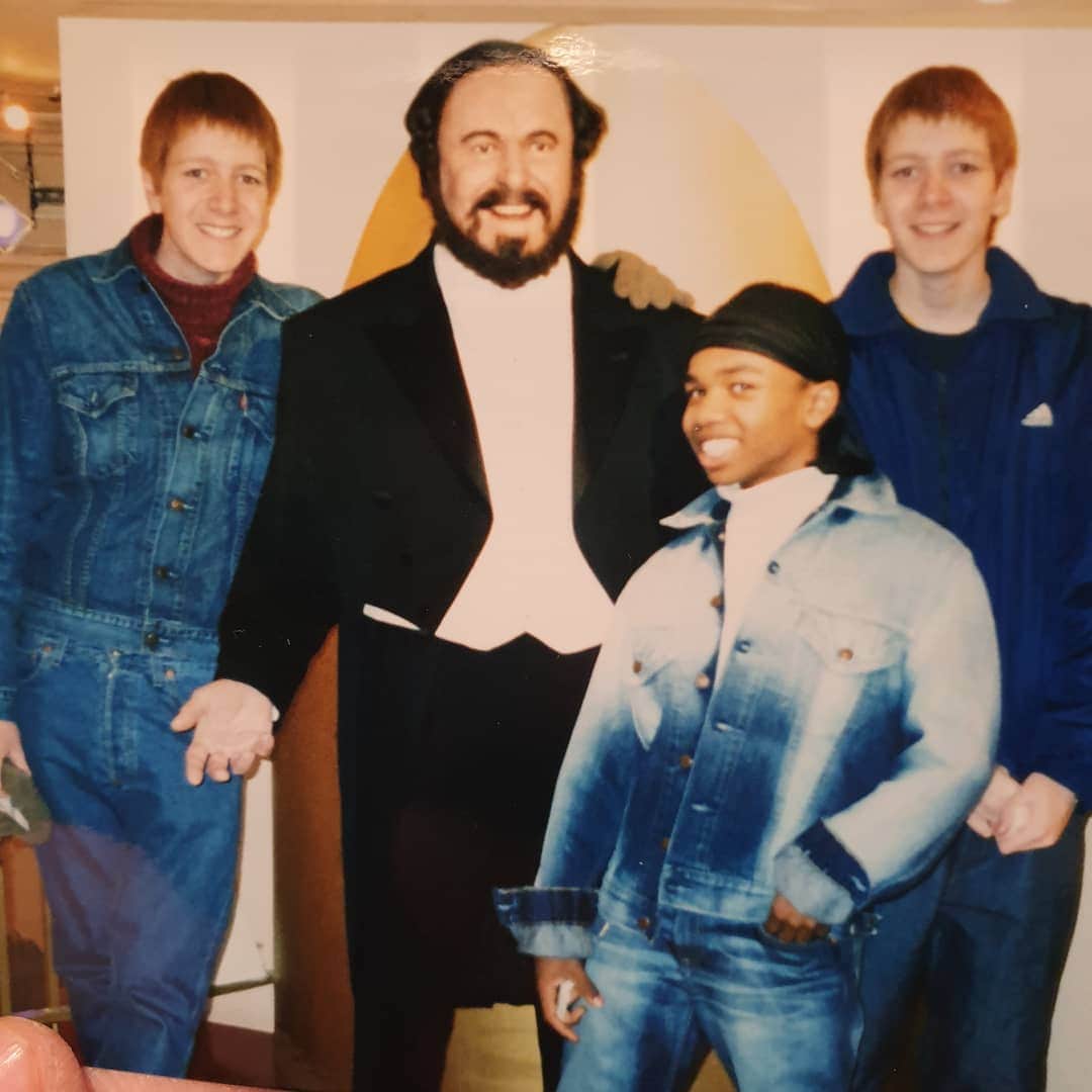 ジェームズ・フェルプスさんのインスタグラム写真 - (ジェームズ・フェルプスInstagram)「Happy birthday to one of my best mates @luke_youngblood . To celebrate here is a random picture of us with a statue of Pavarotti... #alwayscoolestguyintheroom #18yearoldpic」6月12日 22時57分 - jamesphelps_pictures