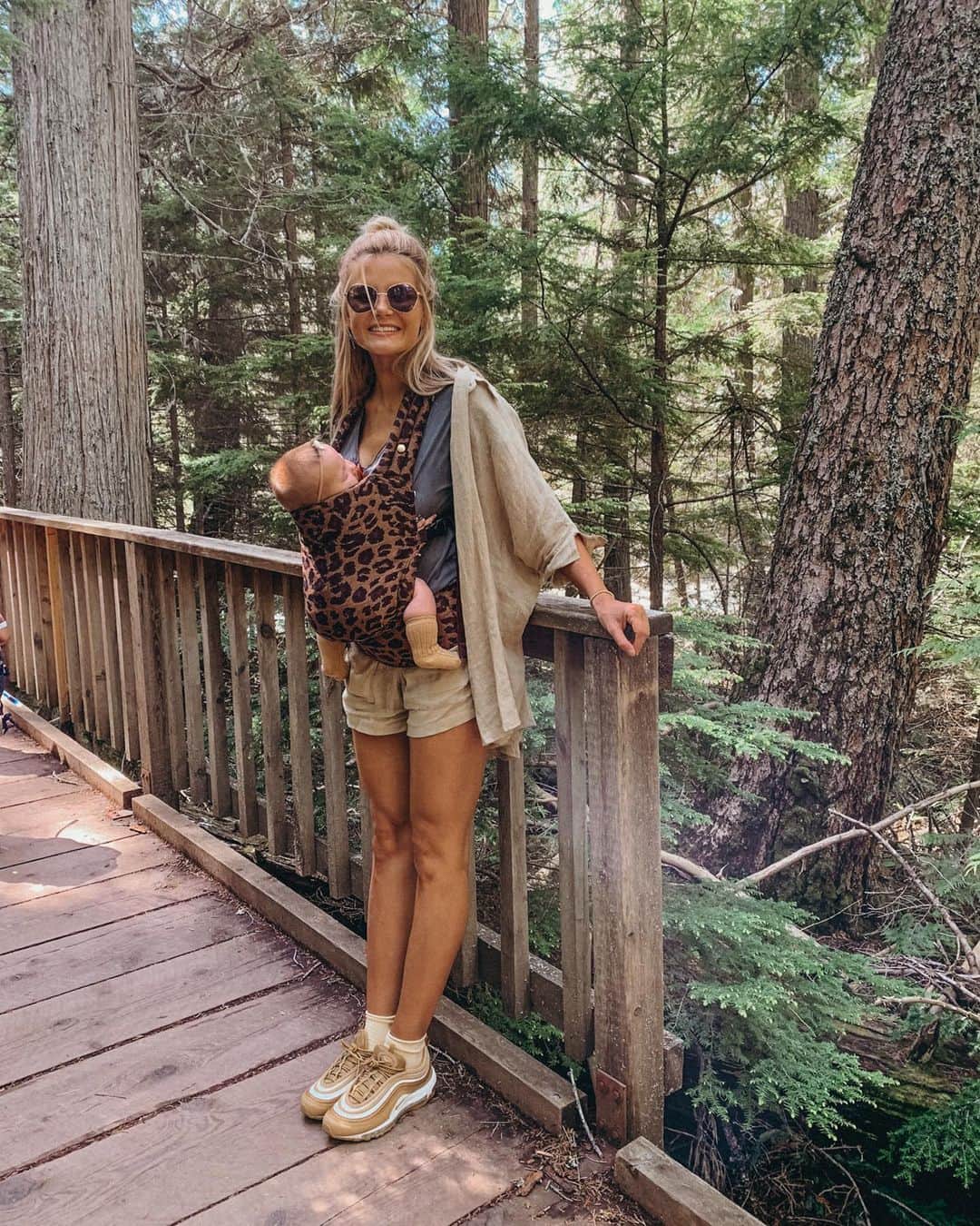 Amber Fillerup Clarkさんのインスタグラム写真 - (Amber Fillerup ClarkInstagram)「From our hike yesterday 😍😍 we did Trail of the Cedars and Avalanche Lake! This view was so insane. It was also a perfect hike for all the kiddos so if you’re visiting the area it’s a fun one. We are staying at @bigmountainhaus in Whitefish and it’s a rental that sleeps 28 people so we invited some family and friends to come stay with us 💃🏼」6月12日 22時57分 - amberfillerup
