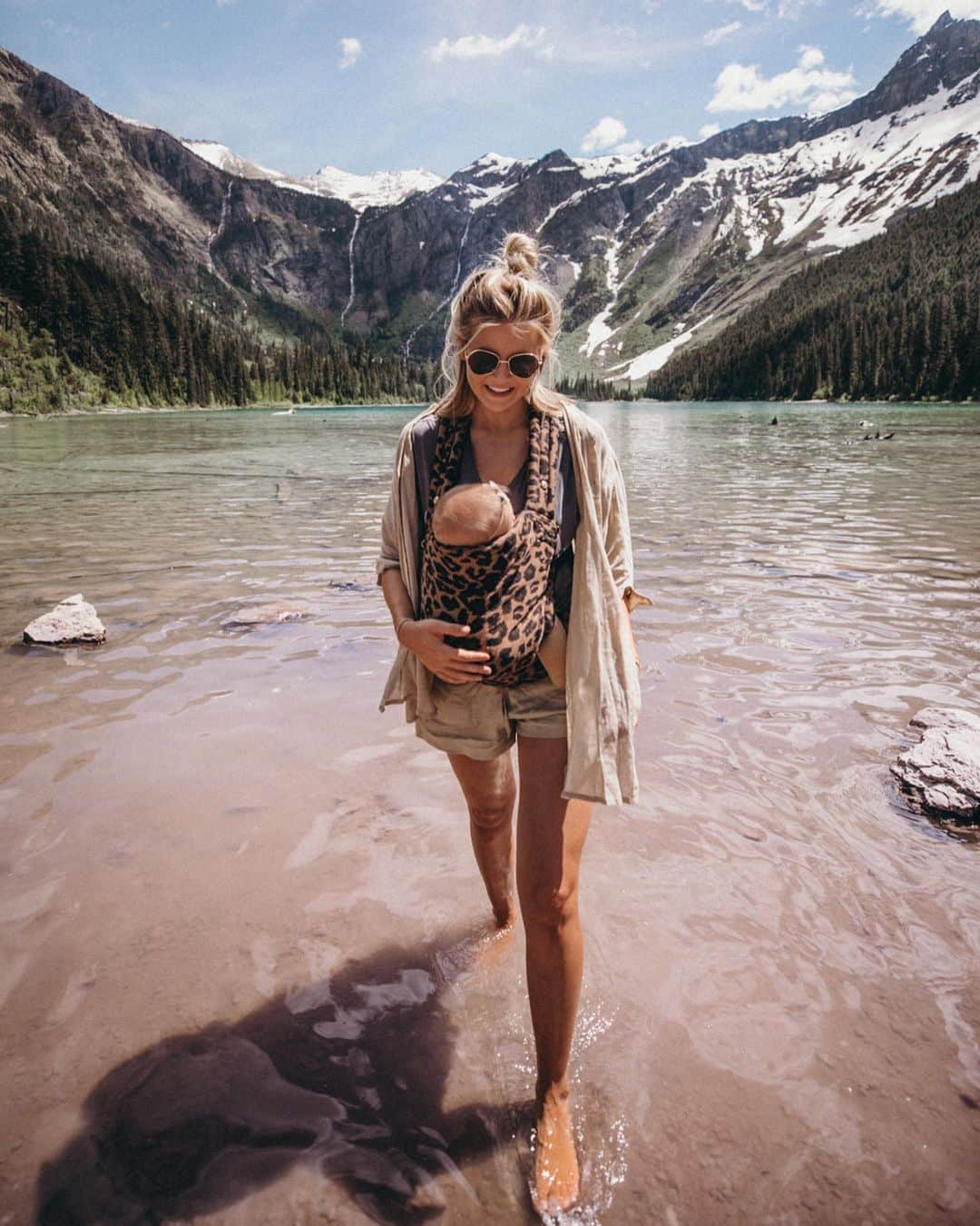 Amber Fillerup Clarkさんのインスタグラム写真 - (Amber Fillerup ClarkInstagram)「From our hike yesterday 😍😍 we did Trail of the Cedars and Avalanche Lake! This view was so insane. It was also a perfect hike for all the kiddos so if you’re visiting the area it’s a fun one. We are staying at @bigmountainhaus in Whitefish and it’s a rental that sleeps 28 people so we invited some family and friends to come stay with us 💃🏼」6月12日 22時57分 - amberfillerup