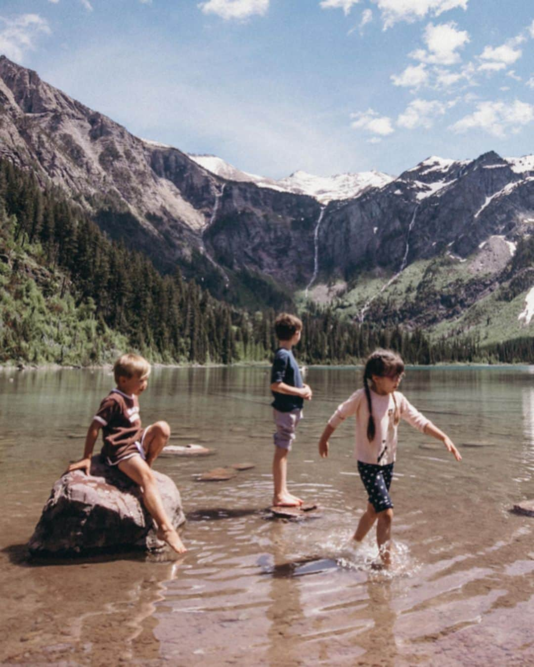 Amber Fillerup Clarkさんのインスタグラム写真 - (Amber Fillerup ClarkInstagram)「From our hike yesterday 😍😍 we did Trail of the Cedars and Avalanche Lake! This view was so insane. It was also a perfect hike for all the kiddos so if you’re visiting the area it’s a fun one. We are staying at @bigmountainhaus in Whitefish and it’s a rental that sleeps 28 people so we invited some family and friends to come stay with us 💃🏼」6月12日 22時57分 - amberfillerup