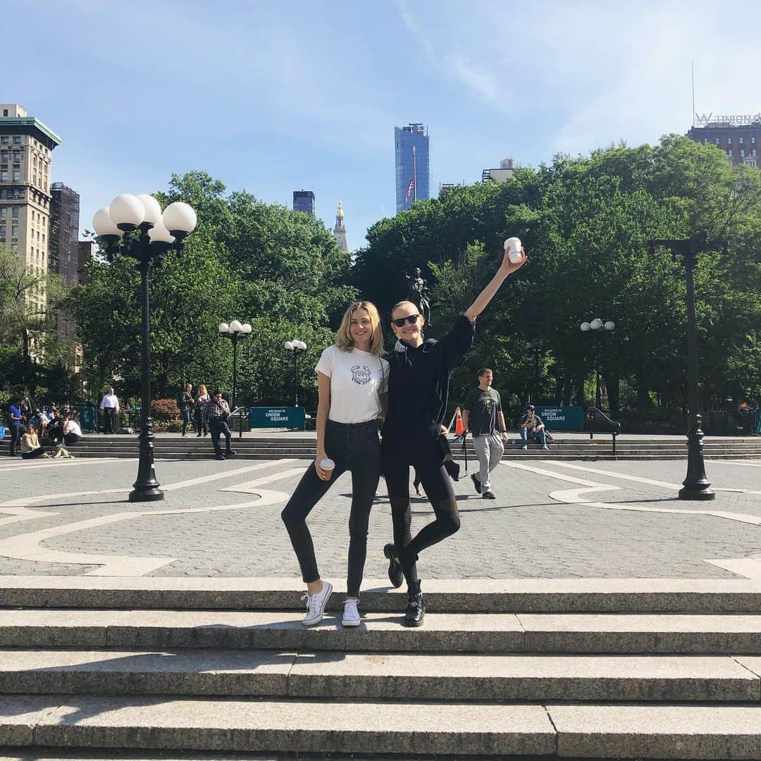 ヴァレンティナ・ゼリャヴァのインスタグラム：「So happy to catch you in NYC! Love you so much babe ❤️ @gintalapina」