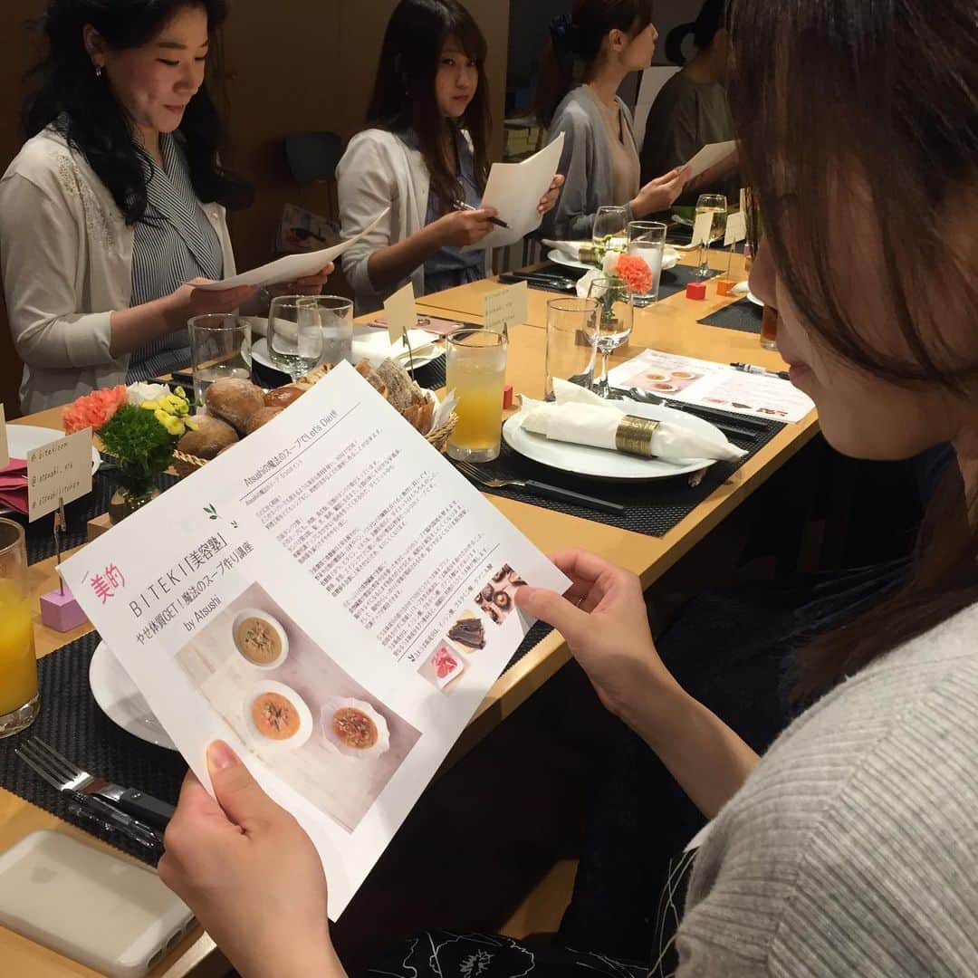 美的 Biteki's official Instagram! さんのインスタグラム写真 - (美的 Biteki's official Instagram! Instagram)「ついにフィナーレを迎えた「BITEKI美容塾」、今夜は「やせ体質GET! 魔法のスープ作り」講座を開催！﻿ ファッション＆ライフスタイルプロデューサー、Atsushiさんに旬の夏野菜を使ったヘルシー料理をレクチャーしていただきました🍅﻿ ﻿ Atsushiさんの魔法のスープ作りのポイントは5つ。﻿ 1.とにかく時短！﻿ 2.高タンパク質！﻿ 3.低糖質で血糖値の上昇を緩やかに﻿ 4.たっぷりの食物繊維で美腸に﻿ 5.旨み成分の掛け合わせで、10分でコクと旨みをプラス﻿ ﻿ 野菜は旬の時期にいちばん栄養価が高く、トマトやゴーヤ、ナスなどの夏野菜は、太陽をたっぷり浴びて水分やカリウム、ビタミンを豊富に含みます。特にスイカはトマトよりもリコピンが多く、シトルリンが含まれて血行を促進してくれるため、夏におすすめの食材だそう🍉﻿ ﻿ Atsushiさんは為になる美容・健康アドバイスをお話されながら、手際良く料理を進め、あっという間に3品が完成🍽﻿ 〜本日のメニュー〜﻿ ・夏野菜のむくみスッキリ冷製スープ﻿ ・夏野菜とサニーレタスのたらこの美肌サラダ﻿ ・鶏手羽と夏野菜のコラーゲンたっぷりスープ﻿ ﻿ 試食後、参加者の皆さんからは、「おいしくて、食感も良くて大満足！」「どれも簡単なレシピだったので自分でも作りたくなった」という声が！﻿ ﻿ 中学生の頃から料理を始めたというAtsushiさん。昔から太りやすく、ダイエットを繰り返していたけれど、この魔法のスープに出会ってから6kgやせたそう。﻿ Atsushiさん曰く、「食べ物は食べるコスメ」。毎日口にするものによって美肌や疲れない体が作られるので、皆さんもぜひ旬の夏野菜を取り入れて、暑さに負けず過ごしてくださいね！﻿ ﻿ イベントの様子は、『美的』9月号でも掲載予定。ぜひチェックしてみて♪﻿ ﻿ #biteki美容塾 #atsushi #atsushikitchen #やせ体質 #ダイエット #スープ #サラダ #美的#biteki #bitekicom @atsushi_416」6月12日 23時07分 - bitekicom