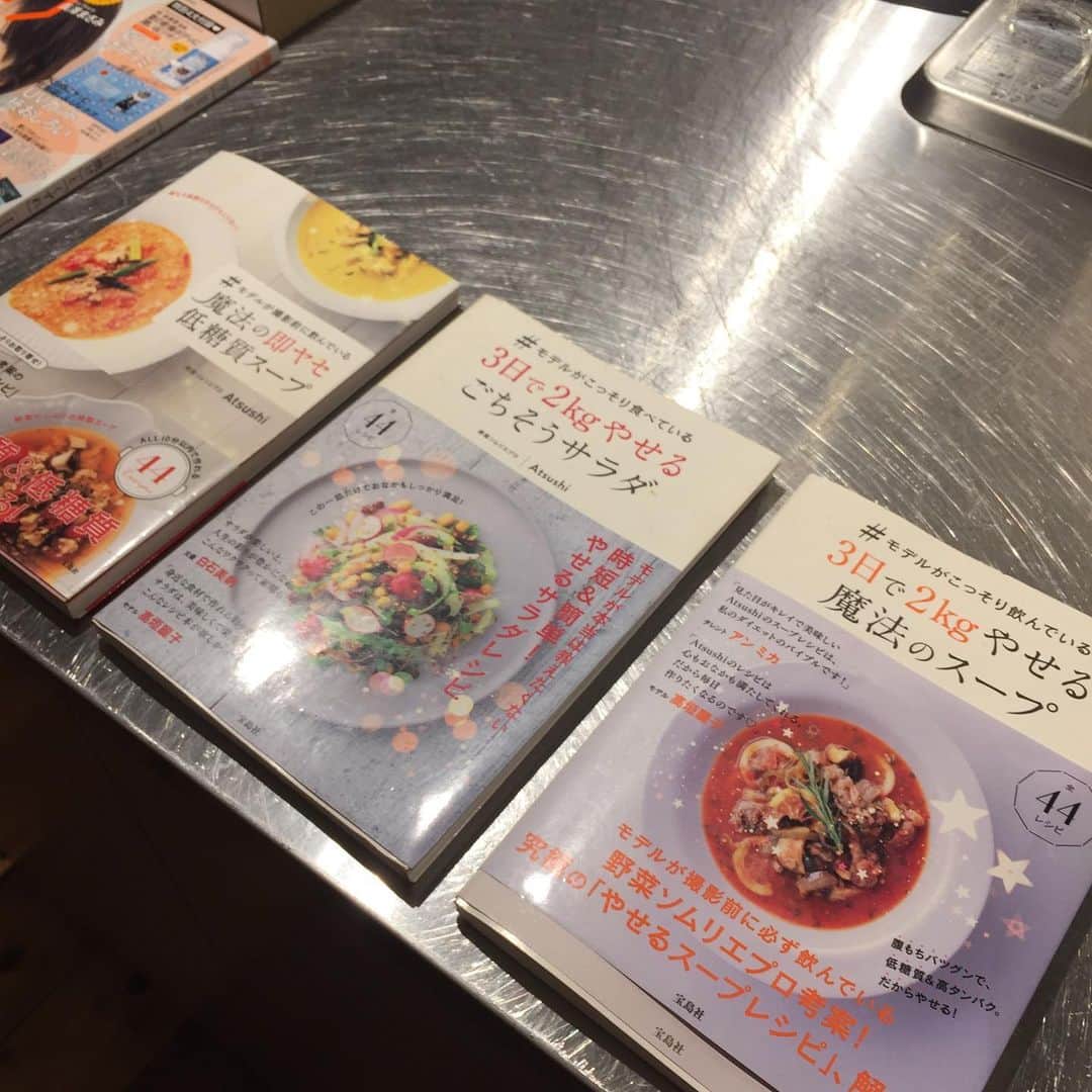 美的 Biteki's official Instagram! さんのインスタグラム写真 - (美的 Biteki's official Instagram! Instagram)「ついにフィナーレを迎えた「BITEKI美容塾」、今夜は「やせ体質GET! 魔法のスープ作り」講座を開催！﻿ ファッション＆ライフスタイルプロデューサー、Atsushiさんに旬の夏野菜を使ったヘルシー料理をレクチャーしていただきました🍅﻿ ﻿ Atsushiさんの魔法のスープ作りのポイントは5つ。﻿ 1.とにかく時短！﻿ 2.高タンパク質！﻿ 3.低糖質で血糖値の上昇を緩やかに﻿ 4.たっぷりの食物繊維で美腸に﻿ 5.旨み成分の掛け合わせで、10分でコクと旨みをプラス﻿ ﻿ 野菜は旬の時期にいちばん栄養価が高く、トマトやゴーヤ、ナスなどの夏野菜は、太陽をたっぷり浴びて水分やカリウム、ビタミンを豊富に含みます。特にスイカはトマトよりもリコピンが多く、シトルリンが含まれて血行を促進してくれるため、夏におすすめの食材だそう🍉﻿ ﻿ Atsushiさんは為になる美容・健康アドバイスをお話されながら、手際良く料理を進め、あっという間に3品が完成🍽﻿ 〜本日のメニュー〜﻿ ・夏野菜のむくみスッキリ冷製スープ﻿ ・夏野菜とサニーレタスのたらこの美肌サラダ﻿ ・鶏手羽と夏野菜のコラーゲンたっぷりスープ﻿ ﻿ 試食後、参加者の皆さんからは、「おいしくて、食感も良くて大満足！」「どれも簡単なレシピだったので自分でも作りたくなった」という声が！﻿ ﻿ 中学生の頃から料理を始めたというAtsushiさん。昔から太りやすく、ダイエットを繰り返していたけれど、この魔法のスープに出会ってから6kgやせたそう。﻿ Atsushiさん曰く、「食べ物は食べるコスメ」。毎日口にするものによって美肌や疲れない体が作られるので、皆さんもぜひ旬の夏野菜を取り入れて、暑さに負けず過ごしてくださいね！﻿ ﻿ イベントの様子は、『美的』9月号でも掲載予定。ぜひチェックしてみて♪﻿ ﻿ #biteki美容塾 #atsushi #atsushikitchen #やせ体質 #ダイエット #スープ #サラダ #美的#biteki #bitekicom @atsushi_416」6月12日 23時07分 - bitekicom