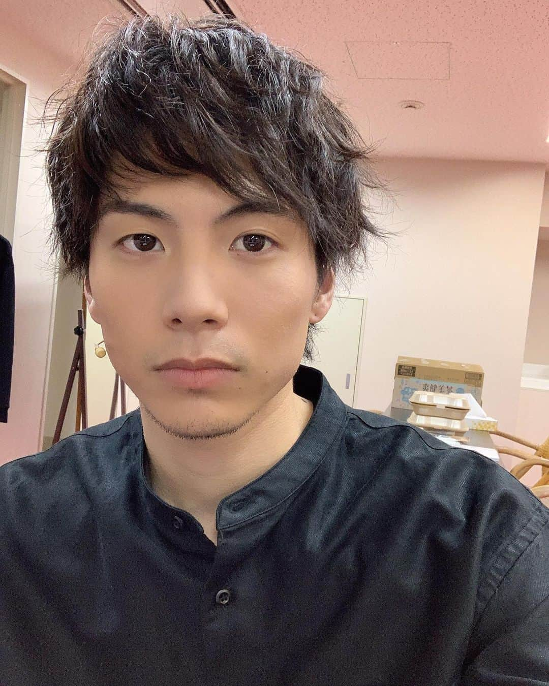 宮崎秋人さんのインスタグラム写真 - (宮崎秋人Instagram)「今日自撮りしたから載せておこう。 改めて「百合と薔薇」ありがとうございました。  初めての共演者ばかりで どうなるかわからなかったけど 楽しかったですよー！  なだぎさん、水江くんは初めましてだったけど 素敵な人たちだったし  その場を楽しみながら演じることができました。  #百合と薔薇」6月12日 23時11分 - shuto_miyazaki