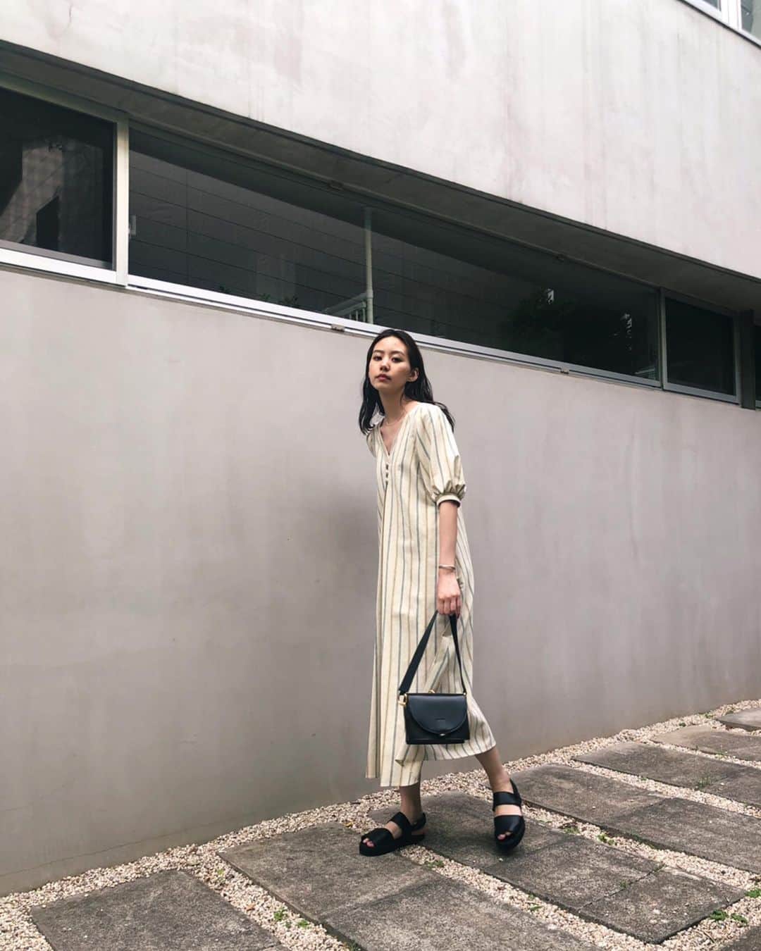 Shiho Sasakiのインスタグラム：「梅雨に入って少し肌寒くなったので 五分袖が丁度いいこの頃🙆‍♀️ リネン混の素材なので湿気が多い時期も快適に過ごせる✌️ #MOUSSY#MOUSSYSNAP」
