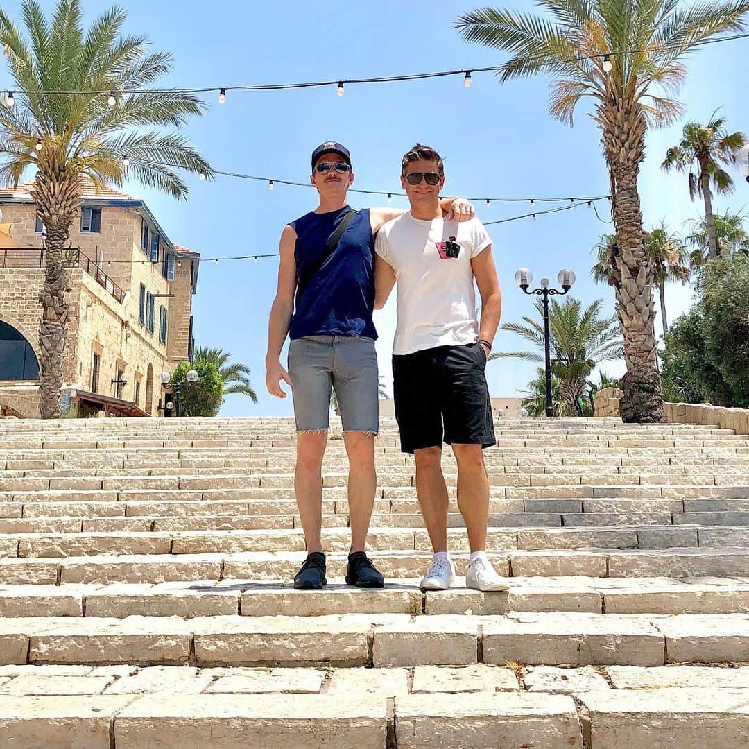 ニール・パトリック・ハリスさんのインスタグラム写真 - (ニール・パトリック・ハリスInstagram)「We just arrived into Tel Aviv for #telavivpride. First time here, so much to experience. Let the fun begin! 🏳️‍🌈 🏳️‍🌈🏳️‍🌈 @dbelicious」6月12日 23時14分 - nph