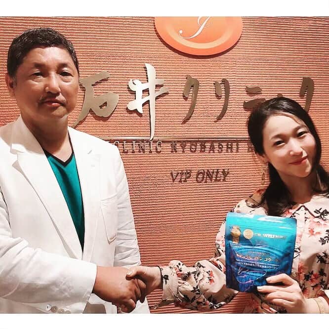 のインスタグラム：「Recently, Dr. Wellness official ambassador "skin collagen mermaid" was appointed (*≧∀≦*) "Natural marine collagen" of doctor wellness uses fish skin(*☻-☻*) I want to keep my mind and body healthy and young and strong(^-^)v Let's all be greedy for health with collagen(*´∀｀*) Everyone,Thank you for always wonderful comments(^_^)v @dr.wellness.collagen  #石井クリニック にて#ドクターウェルネス公式アンバサダー 「 #スキンコラーゲンマーメイド 」に任命されました(=^ェ^=) いまや定番のサプリ #コラーゲン (*☻-☻*) だいたい #フィッシュコラーゲン なんだそうです(๑˃̵ᴗ˂̵) #ドクターウェルネス の「 #ナチュラルマリンコラーゲン 」その中でも単価率の高い魚皮を使用しているんです(ﾟ∀ﾟ) そもそもフィッシュコラーゲンはウロコがよく使用されているらしく #魚由来コラーゲン はだいたいそうみたいですっ 「ナチュラルマリンコラーゲン」は天然の魚皮を贅沢に使用しているのでウロコに比べて魚皮は7倍の吸収率なんだそうです(๑>◡<๑) 化学処理をして #collagen を抽出するウロコと違って魚皮は酵素を使ってそのままのコラーゲンをとり入れられるそうなんですo(^o^)o 知らなかった！  #免疫細胞療法 の #ANK (Amplified Natural Killer Therapy)等をしている最先端のクリニックが開発した @メディカルサプリ なので説得力はあります( ˘ω˘ ) 世界一難易度の高い #EU特許 を取得している「ナチュラルマリンコラーゲン」は食材から摂取できるコラーゲンに近い形で #魚皮コラーゲン を吸収できるいわば #本物のコラーゲン だそうです(´⊙ω⊙`) #特許取得 もEUのほか、オーストラリア、スペイン、ドイツ、フランス、イギリス、イタリア、香港、などなど13か国で取得は凄いなと思いましたっ！ #コラーゲンゼリー は1日2本、コラーゲンパウチは1日5gですごく肌のハリUPが実感できますヽ(*＾ω＾*)ﾉ #スキンケア や #ビューティ 効果はもちろんバストアップや育毛、軟骨再生、動脈硬化改善、骨密度上昇も期待できる #健康食品 なので家族にも、おすすめできるねU^ェ^U 日に日に年齢を重ねる自分に #アンチエイジング と #美容効果 が一石二鳥のサプリは素晴らしい(^_^)v 私のフォロワーさんにだけクーポン発行してもらったょ(ᵔᴥᵔ) 購入時に法人コード「rojide10」を入力すると10％オフになります(*'ω'*) https://www.dr-wellness.co.jp/item/ （@dr.wellness.collagen）にアクセスしてみてね(=´∀｀) #コラーゲンパワー で明日もがんばるぞー*\(^o^)/*」
