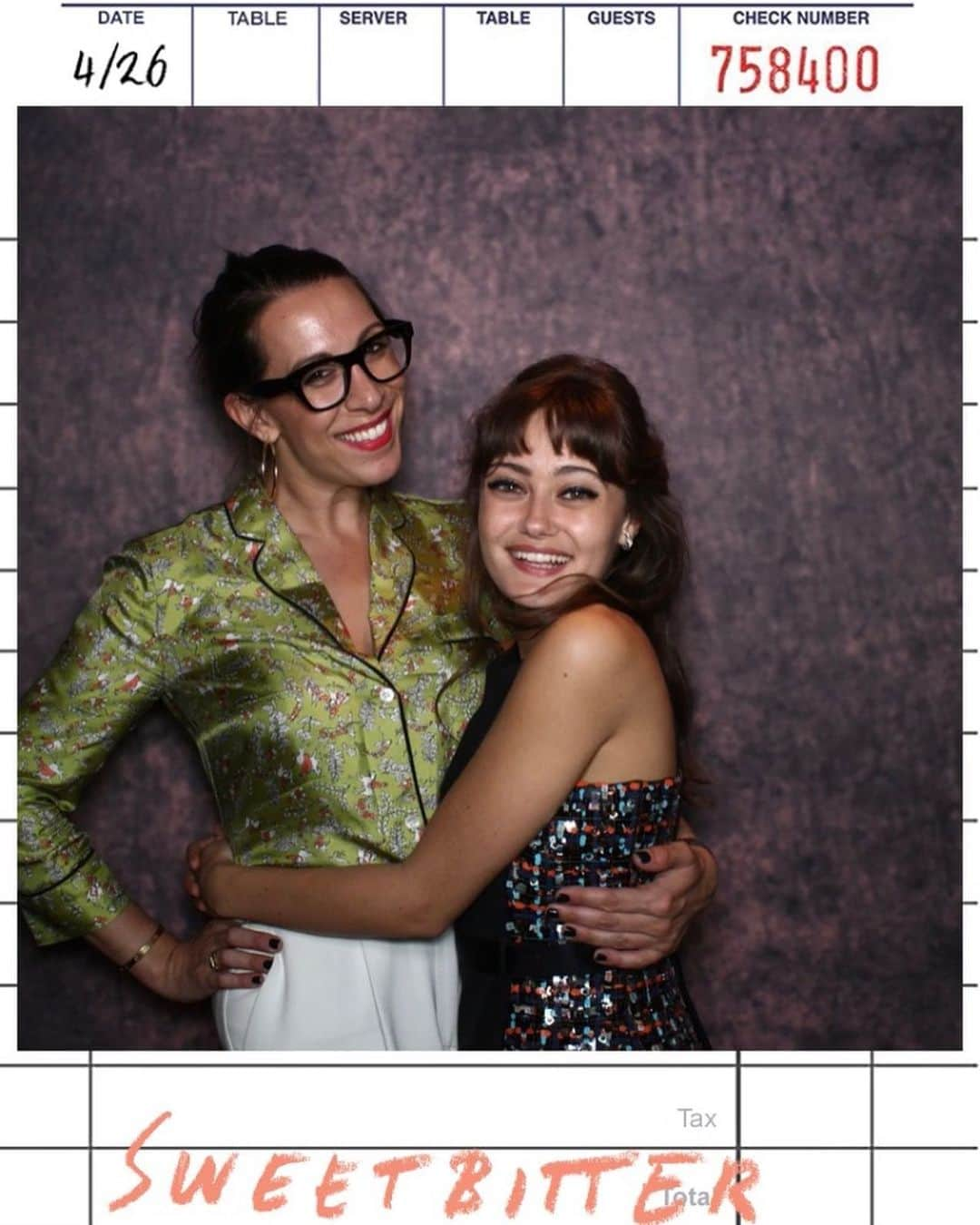 エラ・パーネルさんのインスタグラム写真 - (エラ・パーネルInstagram)「In honour of the Sweetbitter Season 2 premiere tonight (!!) here’s some photo booth fun from last years with my babes ❤️🍷🍎」6月12日 23時26分 - ella_purnell