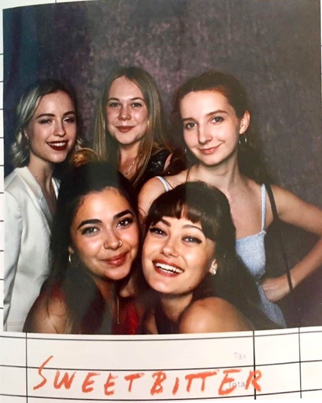 エラ・パーネルさんのインスタグラム写真 - (エラ・パーネルInstagram)「In honour of the Sweetbitter Season 2 premiere tonight (!!) here’s some photo booth fun from last years with my babes ❤️🍷🍎」6月12日 23時26分 - ella_purnell