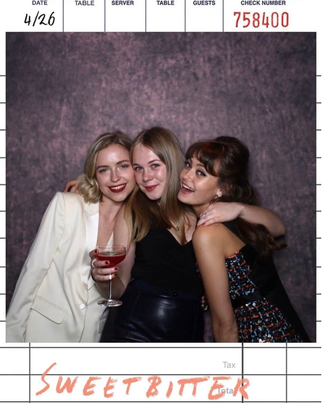 エラ・パーネルさんのインスタグラム写真 - (エラ・パーネルInstagram)「In honour of the Sweetbitter Season 2 premiere tonight (!!) here’s some photo booth fun from last years with my babes ❤️🍷🍎」6月12日 23時26分 - ella_purnell