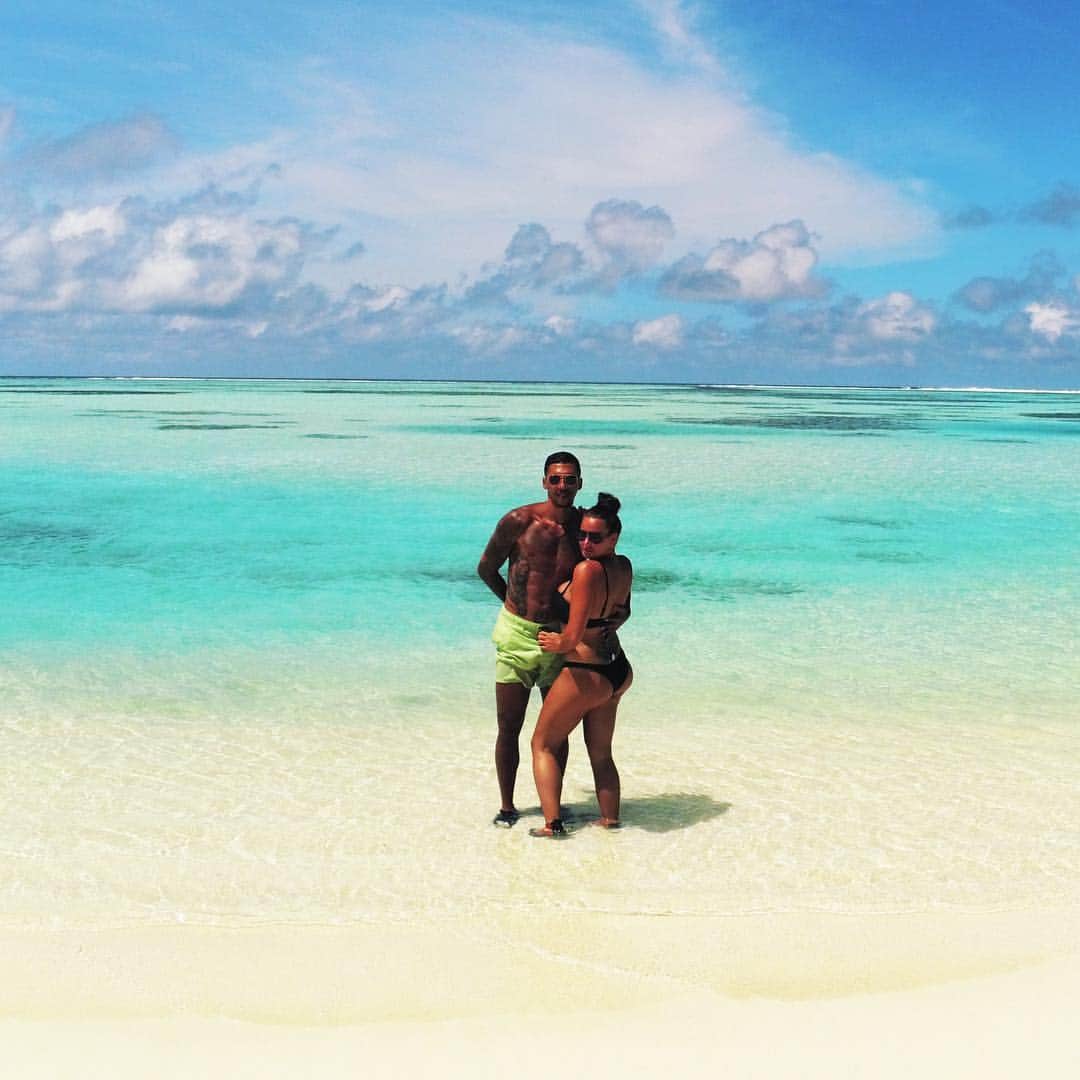 ヨゼ・ホレバスのインスタグラム：「Some of the greatest place if ever been, could stay here For longer but the work is nearly ...... !😉 Amazing place ✅ Relaxing ✅ Recharged ✅ #maldives #holiday #island #wifey #2019 #relaxing」