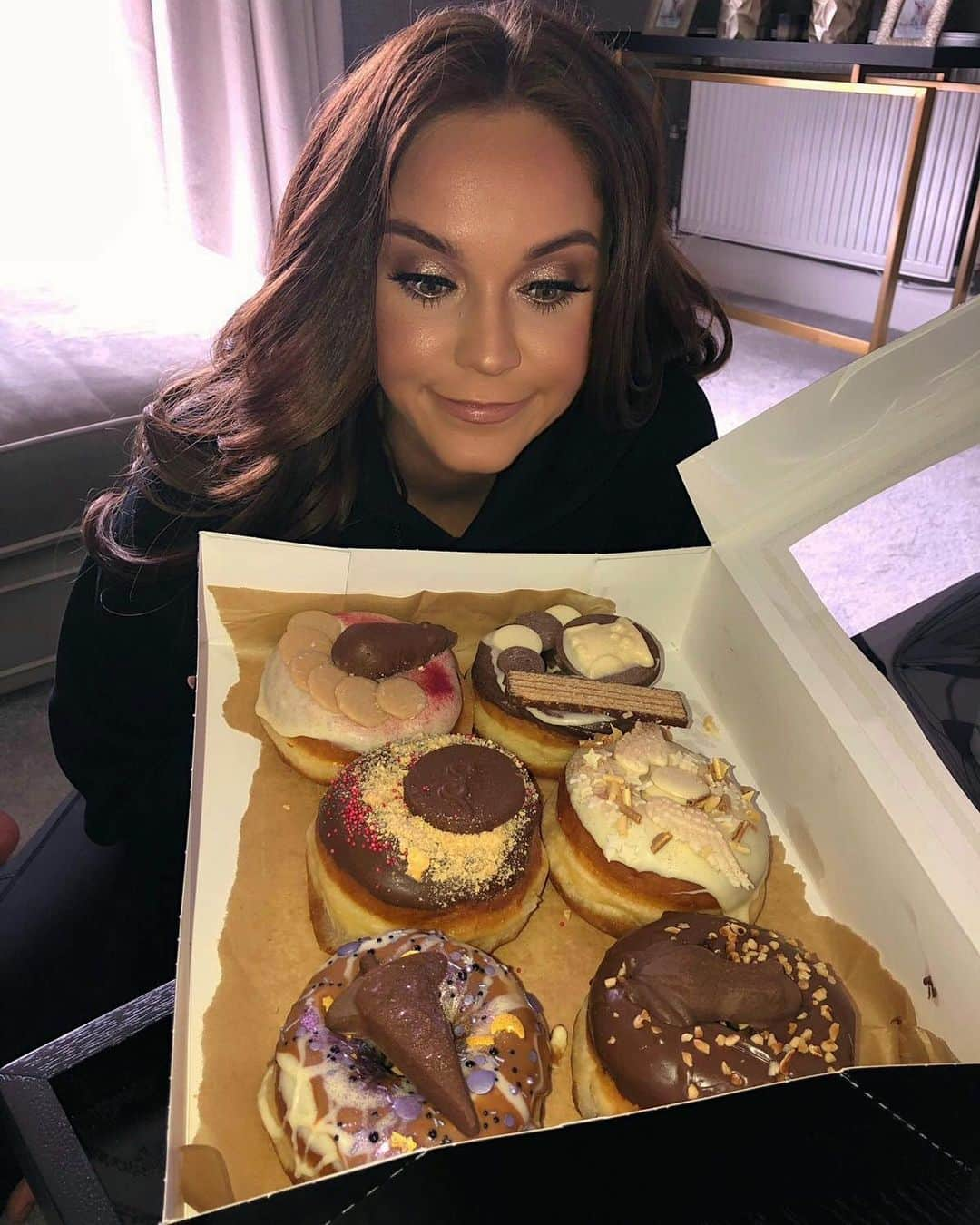 ヴィッキー・パティソンさんのインスタグラム写真 - (ヴィッキー・パティソンInstagram)「You can’t buy happiness but you can but doughnuts and that’s pretty much the same thing right?!! Especially when they’re Harry Potter themed like these beauties from @itsrplace!!! Loved demolishing these at the weekend guys! THANKYOU so much!!! These little beauties are available now and the lovely guys deliver all over the north east... 😍🍩」6月12日 23時23分 - vickypattison