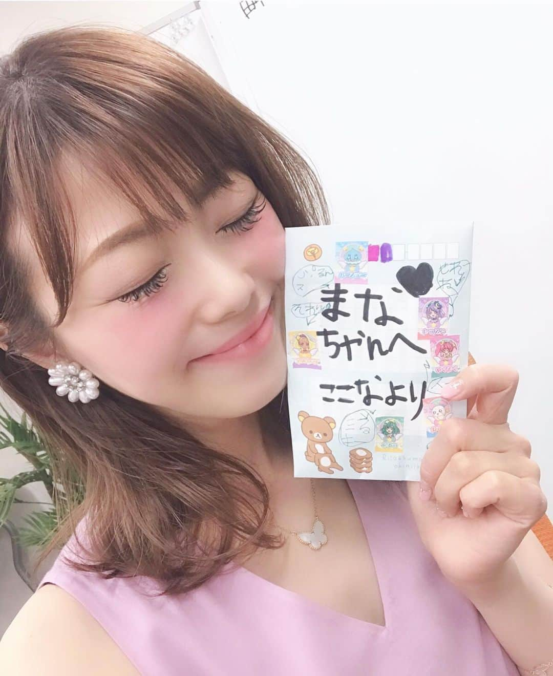 アレルギーナビゲーター 細川真奈 ❤さんのインスタグラム写真 - (アレルギーナビゲーター 細川真奈 ❤Instagram)「#アレルギーナビゲーター . 食物アレルギーもちだということを 外食店の店員さんはもちろんのこと、 友達にもなかなか言えなかったわたしが まさか #食物アレルギー に携わる 活動をし、 仕事をし、 会社を設立するまでになるだなんて ほんと、つい数年前までは 想像すらできませんでした💦 . 人生って本当に不思議。 良いことばかりの人生にしたいけど、 ツライことや 悔しいこと、 悲しいことだって沢山ある。 でも、 その経験があるからこそ、 嬉しいことや 楽しいこと、 幸せなことがとびっきりに感じられるのかも知れない。 . 今日は 食物アレルギーに携わる仕事の中で 個人的にとっても嬉しいことがあり、 打ち合わせ中も嬉し涙を堪えたり、 終わった後もなかなか興奮が冷めなくて大変でした😆💓💦 . #アレルギーっ子の未来は明るい ❣️❣️ …というか、 明るくしたい❣️❣️ . これからも試行錯誤しながら、 遠回りしながらかも知れませんが #アレルギーっ子の笑顔のために パワー全開で頑張ります❤️ . . #卵アレルギー #乳製品アレルギー #山芋アレルギー #ナッツアレルギー #食物アレルギー #アレルギー #大人の食物アレルギー #アレルギーナビゲーター #foodallergy #foodallergies #allergynavigater #日々感謝 #感謝の気持ちを忘れずに イベントや「おしゃべり会」でいただくお手紙、プレゼントはわたしの一生の宝物です😌💕 #ありがとう」6月12日 23時34分 - manahosokawa