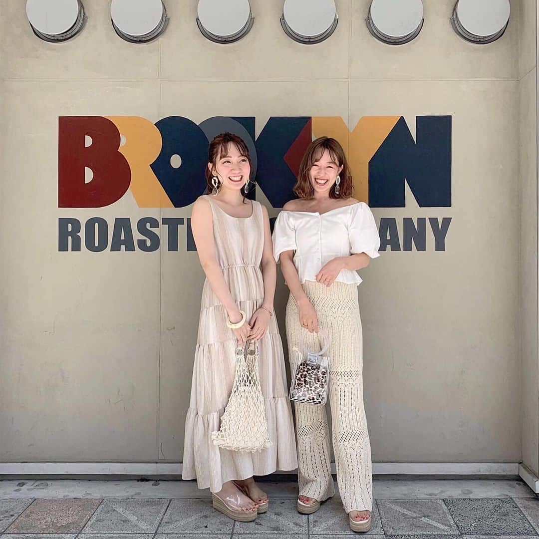 吉田佳菜さんのインスタグラム写真 - (吉田佳菜Instagram)「ㅤㅤㅤㅤㅤㅤㅤㅤㅤㅤㅤㅤㅤ ㅤㅤㅤㅤㅤㅤㅤㅤㅤㅤㅤㅤㅤ はじめましてのあみちゃん(@aaaami.n)♡ この日初めて会えたけど、 ずっとお互いインスタ見てたから 初めてな感じしないね〜 って話してた☺️☺️ 動いてるあみちゃんはもっと可愛かった♡ ㅤㅤㅤㅤㅤㅤㅤㅤㅤㅤㅤㅤㅤ この日実はピアスとサンダルがお揃い♡♡ ㅤㅤㅤㅤㅤㅤㅤㅤㅤㅤㅤㅤㅤ ㅤㅤㅤㅤㅤㅤㅤㅤㅤㅤㅤㅤㅤ そしてこの時着てるお気に入りのブラウス！ ボタンがシェルボタンに変わって明日再入荷します❣️ ㅤㅤㅤㅤㅤㅤㅤㅤㅤㅤㅤㅤㅤ ㅤㅤㅤㅤㅤㅤㅤㅤㅤㅤㅤㅤㅤ #ブラウス #オフショル  #ニットパンツ #kana_chicode #salonbychico #whoswhochico ㅤㅤㅤㅤㅤㅤㅤㅤㅤㅤㅤㅤㅤ」6月12日 23時34分 - yshdkana