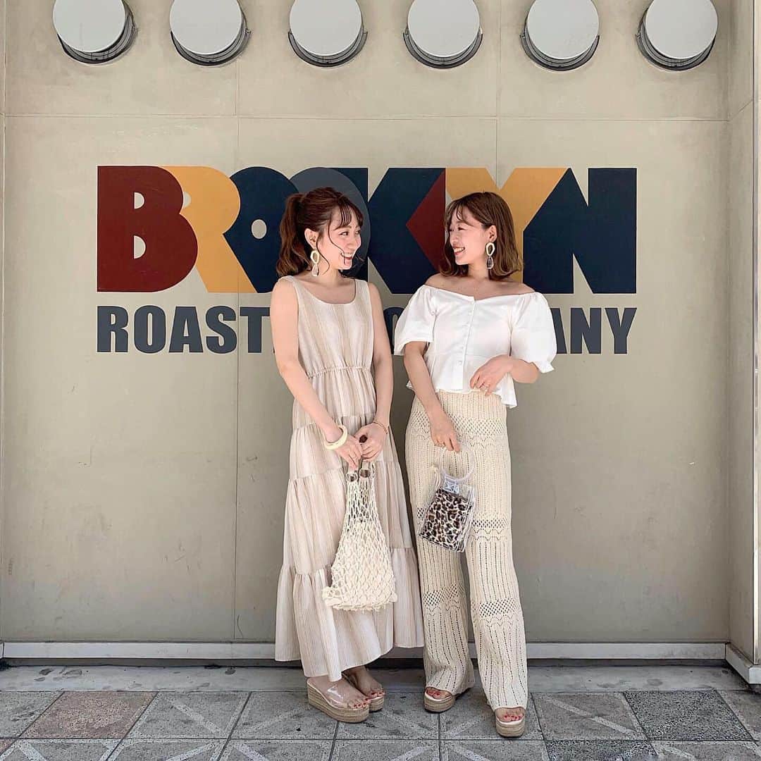 吉田佳菜さんのインスタグラム写真 - (吉田佳菜Instagram)「ㅤㅤㅤㅤㅤㅤㅤㅤㅤㅤㅤㅤㅤ ㅤㅤㅤㅤㅤㅤㅤㅤㅤㅤㅤㅤㅤ はじめましてのあみちゃん(@aaaami.n)♡ この日初めて会えたけど、 ずっとお互いインスタ見てたから 初めてな感じしないね〜 って話してた☺️☺️ 動いてるあみちゃんはもっと可愛かった♡ ㅤㅤㅤㅤㅤㅤㅤㅤㅤㅤㅤㅤㅤ この日実はピアスとサンダルがお揃い♡♡ ㅤㅤㅤㅤㅤㅤㅤㅤㅤㅤㅤㅤㅤ ㅤㅤㅤㅤㅤㅤㅤㅤㅤㅤㅤㅤㅤ そしてこの時着てるお気に入りのブラウス！ ボタンがシェルボタンに変わって明日再入荷します❣️ ㅤㅤㅤㅤㅤㅤㅤㅤㅤㅤㅤㅤㅤ ㅤㅤㅤㅤㅤㅤㅤㅤㅤㅤㅤㅤㅤ #ブラウス #オフショル  #ニットパンツ #kana_chicode #salonbychico #whoswhochico ㅤㅤㅤㅤㅤㅤㅤㅤㅤㅤㅤㅤㅤ」6月12日 23時34分 - yshdkana