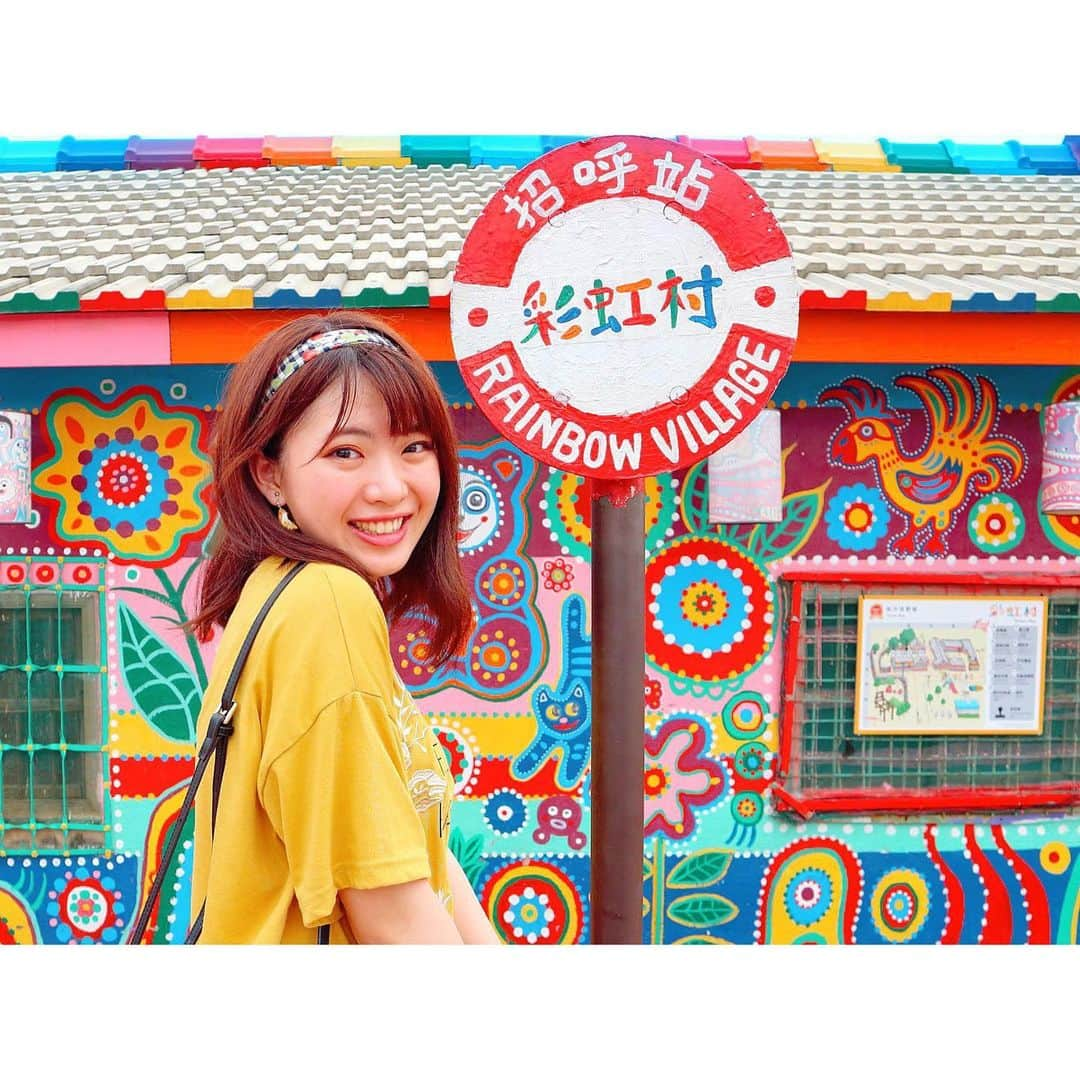 馬嘉伶さんのインスタグラム写真 - (馬嘉伶Instagram)「🍵 #彩虹村 #彩虹芸術公園 #🌈 . 台中の有名な観光スポット✨ 九十何歳のおじいちゃんが全部一人で描きました 元々平凡な眷村で おじいちゃんのお陰で カラフルな魔法の世界になりました 細かいところもすごく心を込めて描いてあって たくさんの意外な発見がありました おじいちゃんは 壁と床に絵を描いただけではなく 新しい台中の風景も描いてくれました * * * * * * * * * * * * 台中有名的觀光景點✨ 這裡的畫都是一位九十多歲爺爺所繪製的 大家都稱他 #彩虹爺爺 原本平凡的眷村 透過爺爺的巧手 變成了五彩繽紛的魔法世界 在很多細小的地方，也能發現爺爺的巧思🖌 他不只在這個眷村的牆上、地上作畫 同時，他還畫出了不同風景的台中 . . 【#まちゃの台中🍄】 📍#彩虹眷村 #RainbowVillage #台灣 #台湾 #台湾旅行 #台中 #台中旅行 #台中景點 #Taiwan #taiwantravel #Taichung #taichungtravels」6月12日 23時27分 - macyacyarin