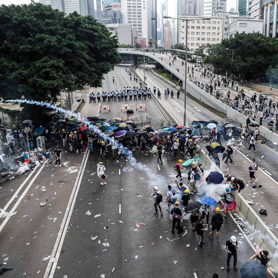 TIME Magazineさんのインスタグラム写真 - (TIME MagazineInstagram)「Police in #HongKong unleashed rounds of tear gas and fired bean bag pellets at protesters on June 12, dispersing large crowds that assembled to demonstrate against a proposed law that would allow for fugitives to be extradited to mainland #China. Protesters said they wanted to signal to the government that opposition to the extradition bill was widespread. “We’re furious, we’re angry, and some of us are afraid, but we’re here anyway," said one protester, Laurie Wen, 48. "This is a chance to do something important." Another, who asked to be called Ms. Ho, said: “At least I can say I came out and fought for the next generation.” She pitched a tent adjacent to the government headquarters and plans to stay there in #protest until the law is withdrawn, or police forcibly remove her. Read more at the link in bio. Photographs by Kin Cheung—@apnews, @daledelarey—@afpphoto/@gettyimages (2, 5), @antwallace—@afpphoto/@gettyimages (3, 4)」6月12日 23時27分 - time