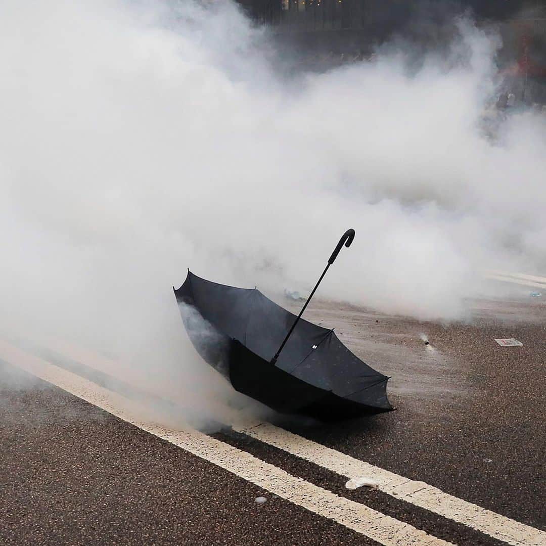 TIME Magazineさんのインスタグラム写真 - (TIME MagazineInstagram)「Police in #HongKong unleashed rounds of tear gas and fired bean bag pellets at protesters on June 12, dispersing large crowds that assembled to demonstrate against a proposed law that would allow for fugitives to be extradited to mainland #China. Protesters said they wanted to signal to the government that opposition to the extradition bill was widespread. “We’re furious, we’re angry, and some of us are afraid, but we’re here anyway," said one protester, Laurie Wen, 48. "This is a chance to do something important." Another, who asked to be called Ms. Ho, said: “At least I can say I came out and fought for the next generation.” She pitched a tent adjacent to the government headquarters and plans to stay there in #protest until the law is withdrawn, or police forcibly remove her. Read more at the link in bio. Photographs by Kin Cheung—@apnews, @daledelarey—@afpphoto/@gettyimages (2, 5), @antwallace—@afpphoto/@gettyimages (3, 4)」6月12日 23時27分 - time
