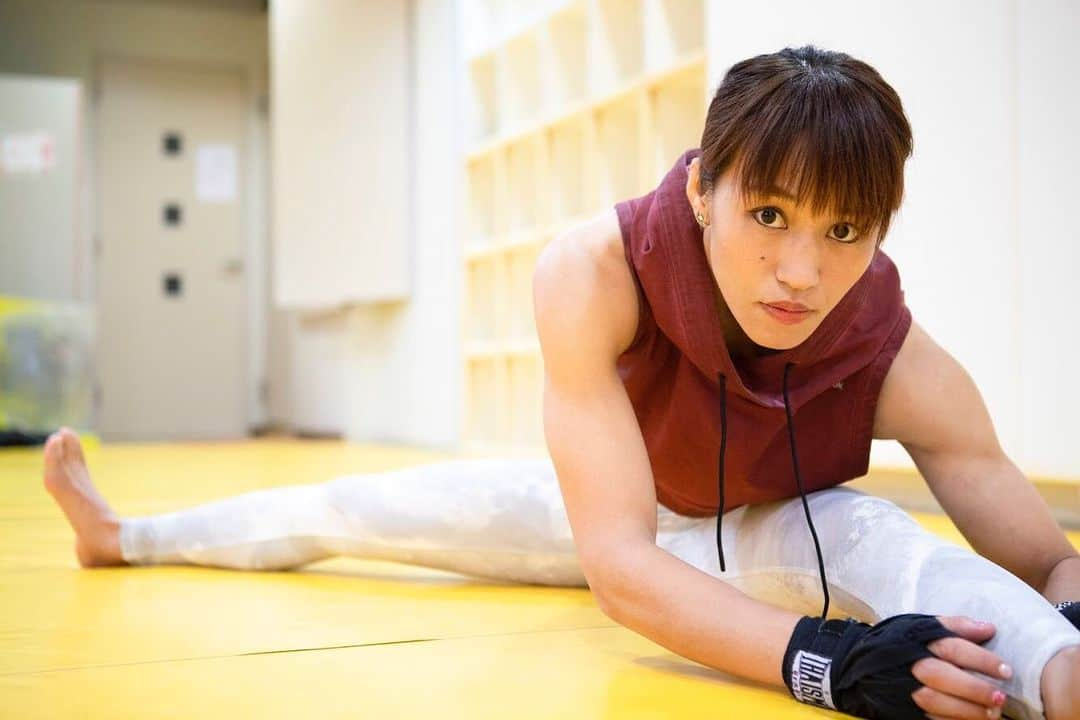 朱里さんのインスタグラム写真 - (朱里Instagram)「10 days until UFC match⭐️ とりあえず疲れましたー！試合まであと約10日！！ #workout #training #gym #gymgirl #stretch #grappling #martialarts #sparring #tired #mma #wmma #ufc #ufcfightnight #fightnight #america #southcarolina #match #diet #weightloss #body #試合 #減量 #アメリカ  #サウスカロライナ #格闘技 #総合格闘技 #あと #10日」6月12日 23時29分 - syuri_official