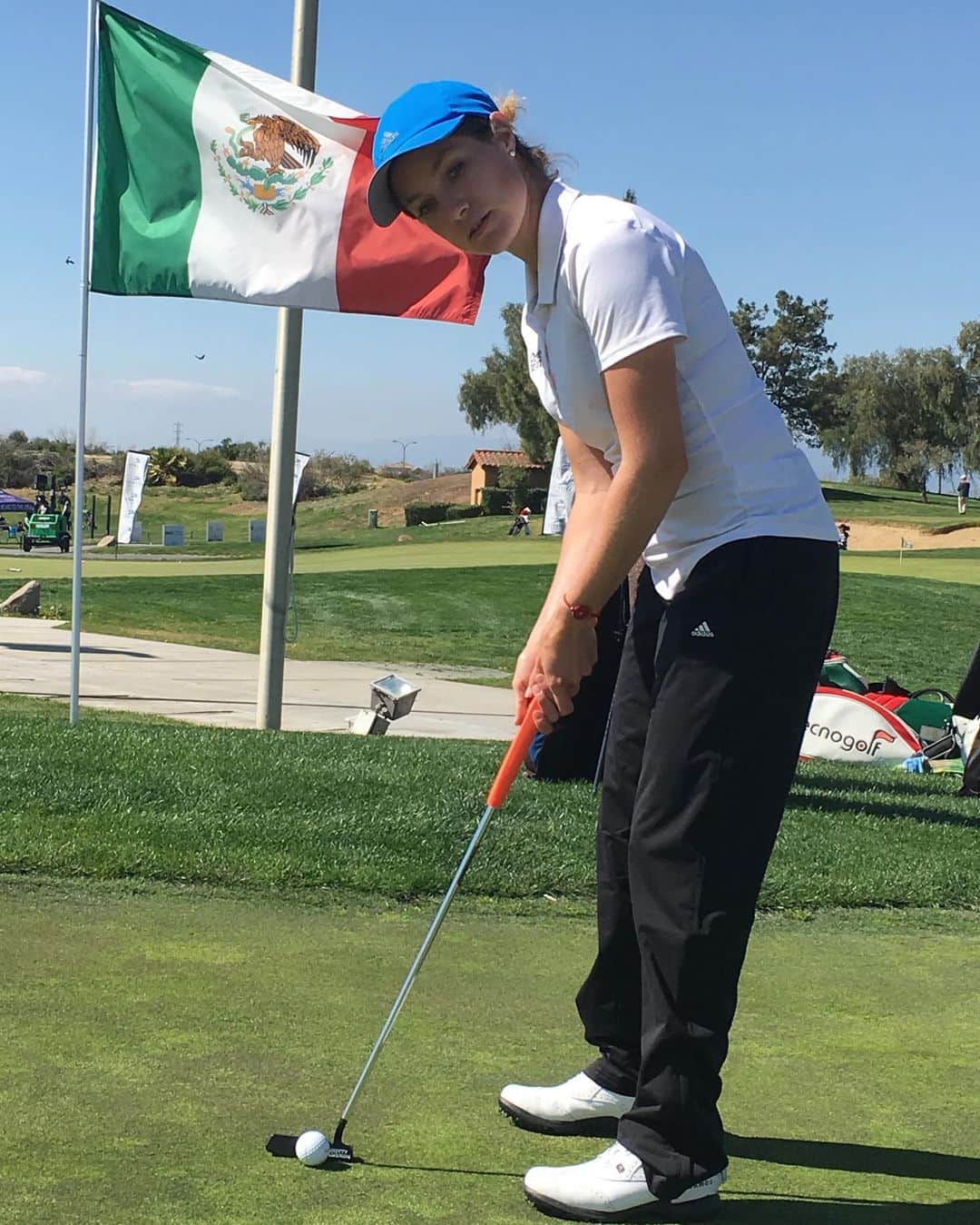 アレハンドラ・ジャネサのインスタグラム：「So excited to have been selected to represent Mexico at the Panamerican games in Lima this year! ••• Feliz de haber sido seleccionada para representar a Mexico en los Juegos Panamericanos en Lima! 😃❤️🇲🇽 #lima2019 #juegospanamericanos #juegospanamericanos2019 #vamosmexico #sisepuede #🇲🇽 #🥇 #⛳️ #peru 📸: @paolapavongolf #challengerteam」