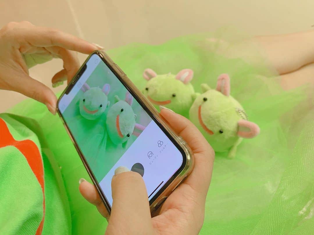 八木沙季のインスタグラム：「⊂(・ー・)⊃ . なんかオシャレな写真撮れたよ💚（笑） りおちゃんの手✋ . #うぱぎ」
