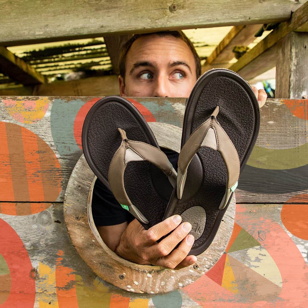 のインスタグラム：「A refreshing draft of anatomically awesome, starring cushiony heel pads and arch supports. @brettbarley #SanukBeerCozy #Sanuk #SmilePassItOn」