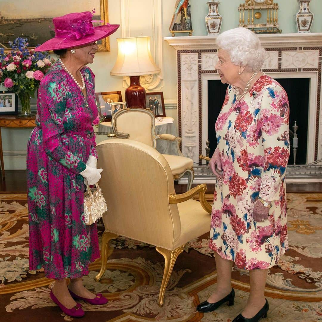 ロイヤル・ファミリーさんのインスタグラム写真 - (ロイヤル・ファミリーInstagram)「Today, The Queen held an audience with The Governor-General of the Commonwealth of the Bahamas, Her Excellency Dame Marguerite Pindling at Buckingham Palace.  Dame Marguerite Pindling is relinquishing her appointment as Governor-General. In the second picture she attended an audience with Her Majesty in 2014 upon taking up the role.  The Queen also held an audience with The Governor-General designate of Australia, General the Honourable David Hurley (📷 3). The Duke of Cambridge and Mrs Hurley were also present. @kensingtonroyal」6月12日 23時38分 - theroyalfamily