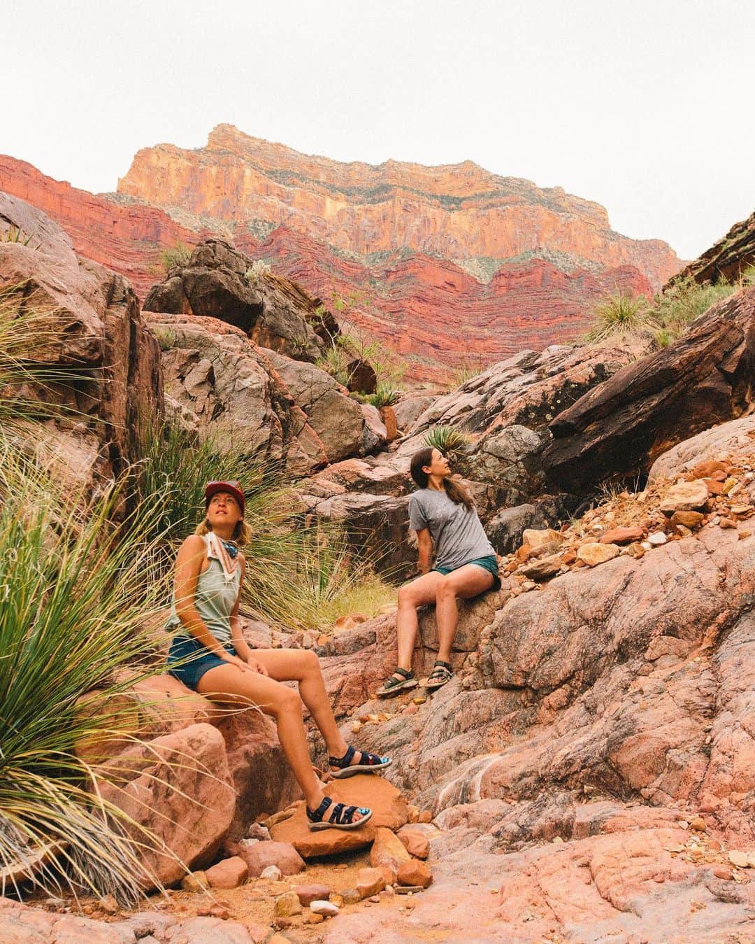 Tevaさんのインスタグラム写真 - (TevaInstagram)「Teva Explorer @katerentz’s cure for restlessness: backpacking into Grand Canyon National Park. Hear about her deepened friendships and a renewed sense of wonder on the blog: bit.ly/new_moon_GC 📸: @katerentz」6月12日 23時40分 - teva