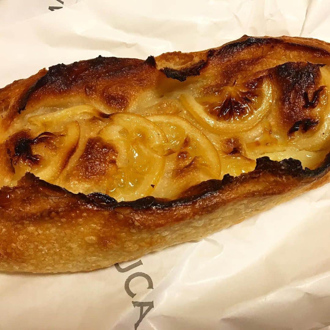 畑喜子さんのインスタグラム写真 - (畑喜子Instagram)「インスタばえのパン貰った！！ レモンと豆？ 明日の朝食べるの楽しみ♪♪ あとヴィーナスのアイライン可愛い！！」6月12日 23時42分 - carnelian_hata