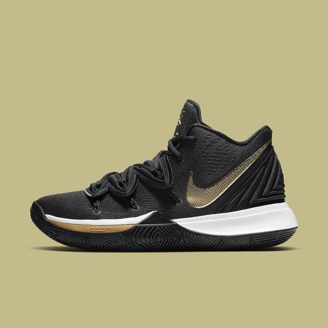 Foot Lockerさんのインスタグラム写真 - (Foot LockerInstagram)「💰 #Nike Kyrie 5 'Black/Gold' Launching 6/16, In-Store and Online」6月12日 23時46分 - footlocker