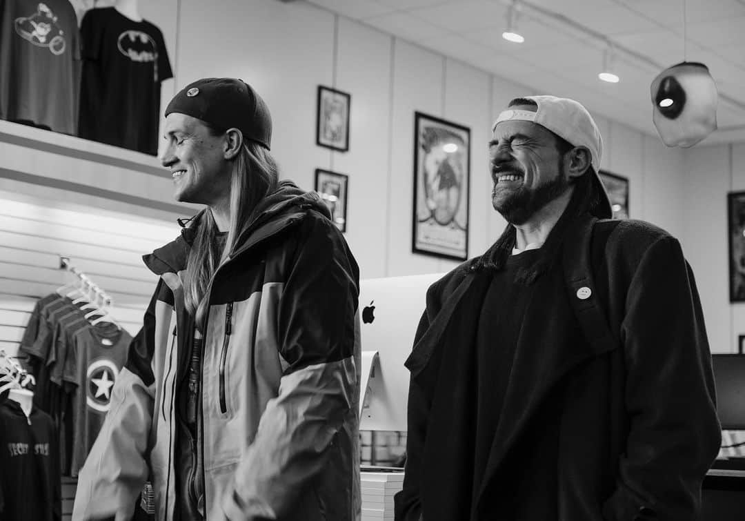 ケヴィン・スミスのインスタグラム：「Happy Birthday to the guy I’ve been standing next to in the movies for 25 yrs and for 30 yrs IRL: @jaymewes! The star of @jayandsilentbob Reboot has been my hetero life mate on screen and off since my first film #clerks. I may have built the rickety spacecraft but Jay was the rocket fuel that took us from the Jersey ‘burbs to planet Hollywood. When we met in 1989, he was the most original person I’d ever known. His sense of humor, his childlike mannerisms, his made-up language - none of it was familiar or borrowed from a movie or TV show. The kid was a true American original. But in getting to know Jay (or rather inheriting Jay from @tellemants and Walt), I realized how he had this million dollar heart. A nickel head sometimes, but always a million dollar heart. He was always so positive. Jay never saw a bad movie or read a bad comic book: they were all great, as far as he was concerned. And his response when you demanded to know how he could like a movie or comic book you didn’t deem acceptable was always something whimsical - like “I dunno. It was in color.” Jay didn’t have an ideal childhood, to say the least. It was the kind of tragic origin from which many folks, understandably, have a hard time recovering. And yet you’d never know it. Indeed, he’s easily the best Dad I’ve ever seen - which I suspect is predicated on what he didn’t get as a kid. There are many reasons I love #jasonmewes - but chief among them is that he’s been making me laugh for 30 yrs now - and laughter is such a rare commodity, we pay people for it. But for over half my life, I’ve been getting it free from my Shadow. Back in ‘89/‘90, I’d always say to Jay “Someone should put you in a movie.” One day I took my own advice, and then kept taking my own advice for the next quarter century. Jay was like the final Infinity Stone in my gauntlet - and ever since I’ve known him, my life and career have been a snap. Love you, L’il Snootch! Snappy Birthday (which, by the way, is what you say to someone in the @marvel Universe who was returned after Professor Hulk snapped them back)! #KevinSmith #JasonMewes #jaymewes #birthday #jayandsilentbobreboot #jayandsilentbob」